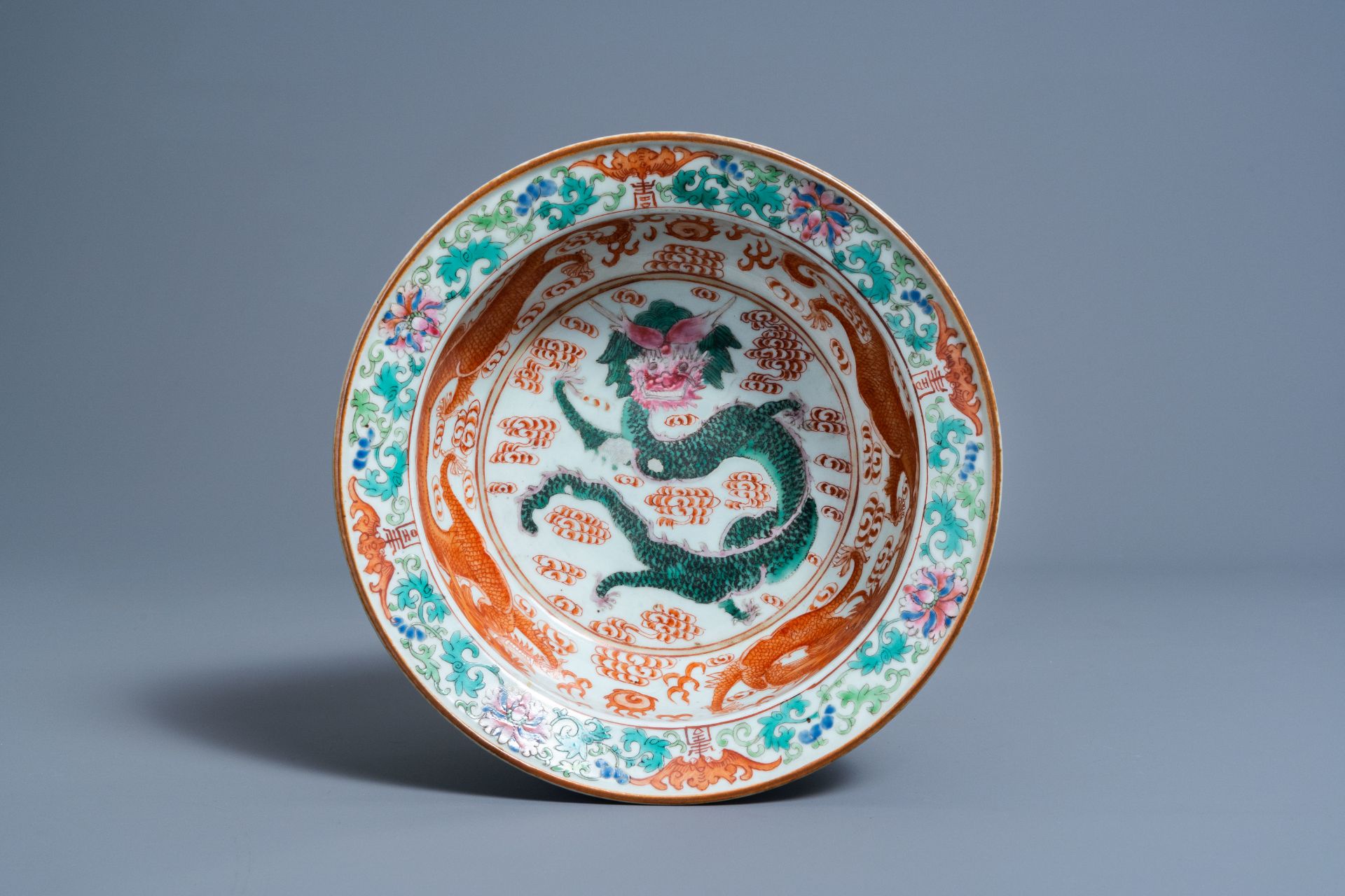 A Chinese famille rose 'dragons' bowl, 19th C.