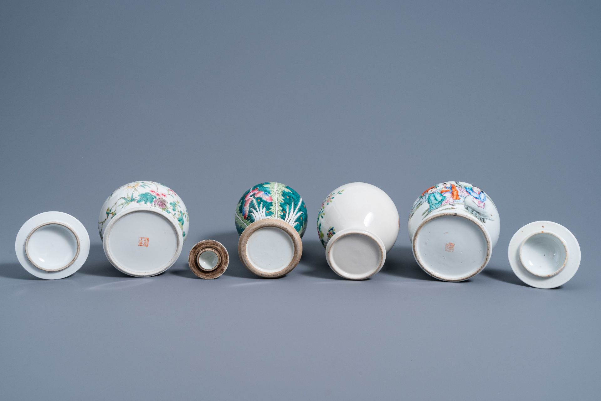 A varied collection of Chinese famille rose, famille verte and iron red porcelain, 19th/20th C. - Image 15 of 17