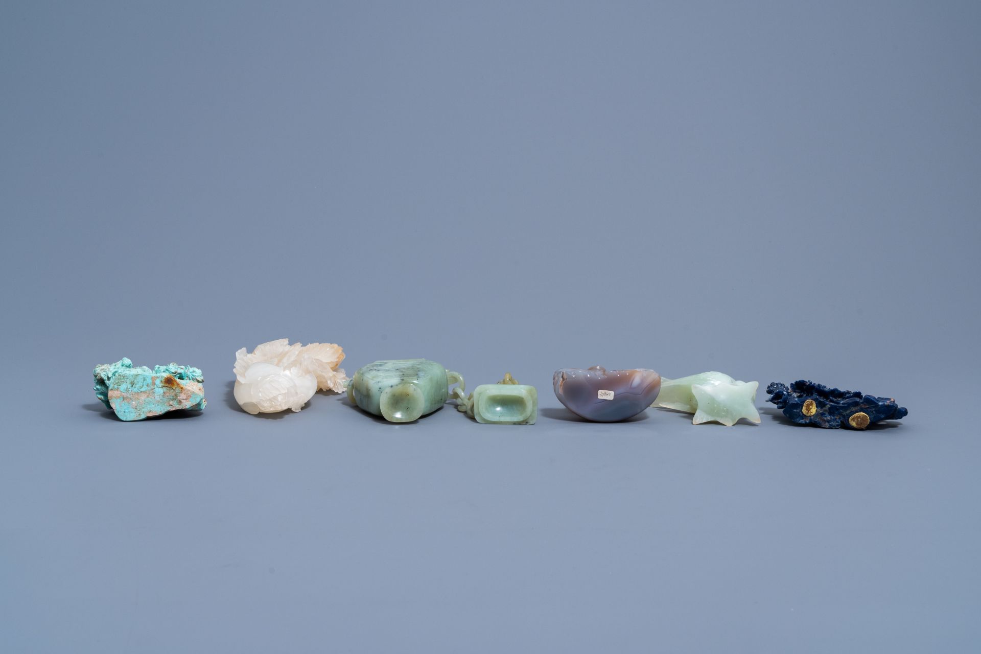 A varied collection of Chinese sculptures and objects in various precious stones, 20th C. - Image 7 of 15