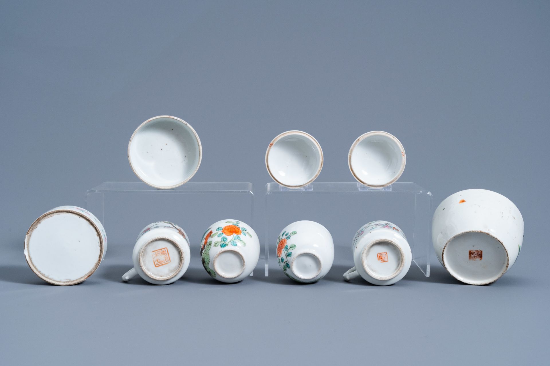 A varied collection of Chinese famille rose and qianjiang cai porcelain, 19th/20th C. - Image 7 of 15