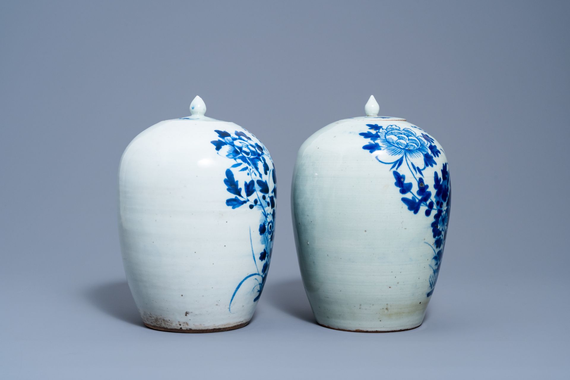 A varied collection of Chinese blue, white and famille rose porcelain, 19th/20th C. - Image 9 of 11