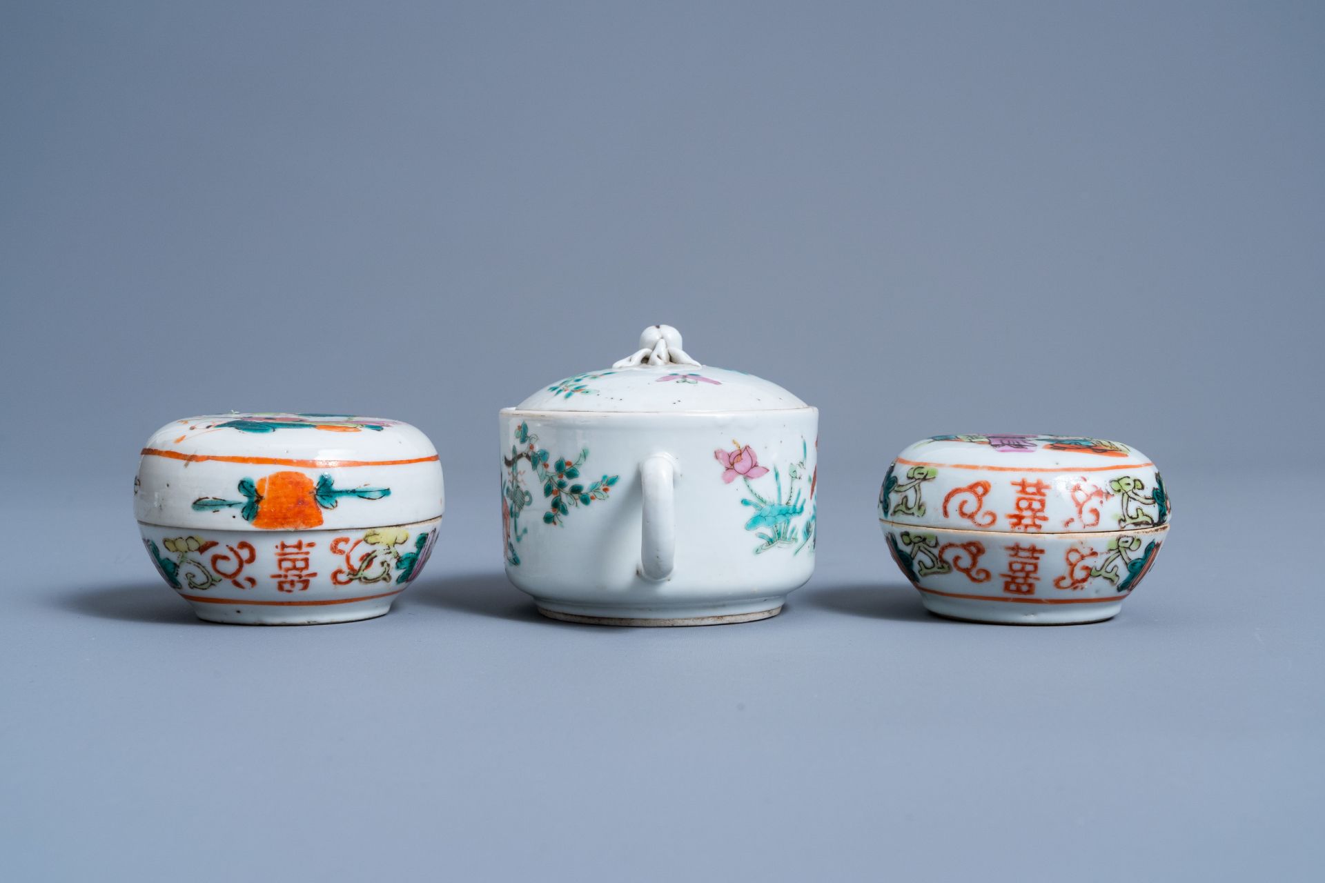 A varied collection of Chinese famille rose porcelain, 19th/20th C. - Image 10 of 15