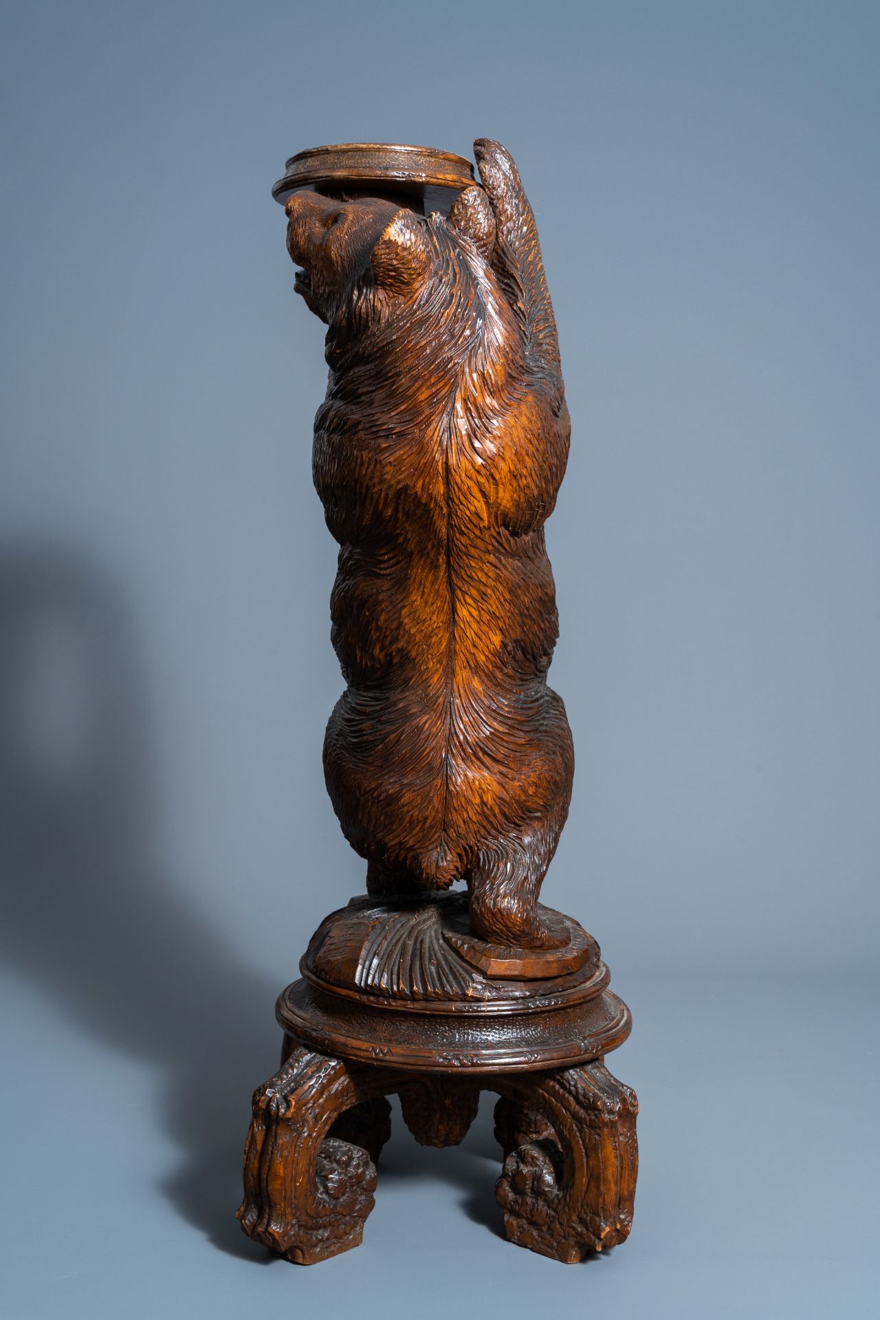 A carved wooden glass eyed bear shaped plant stand, Black Forest, first half of the 20th C. - Image 3 of 11