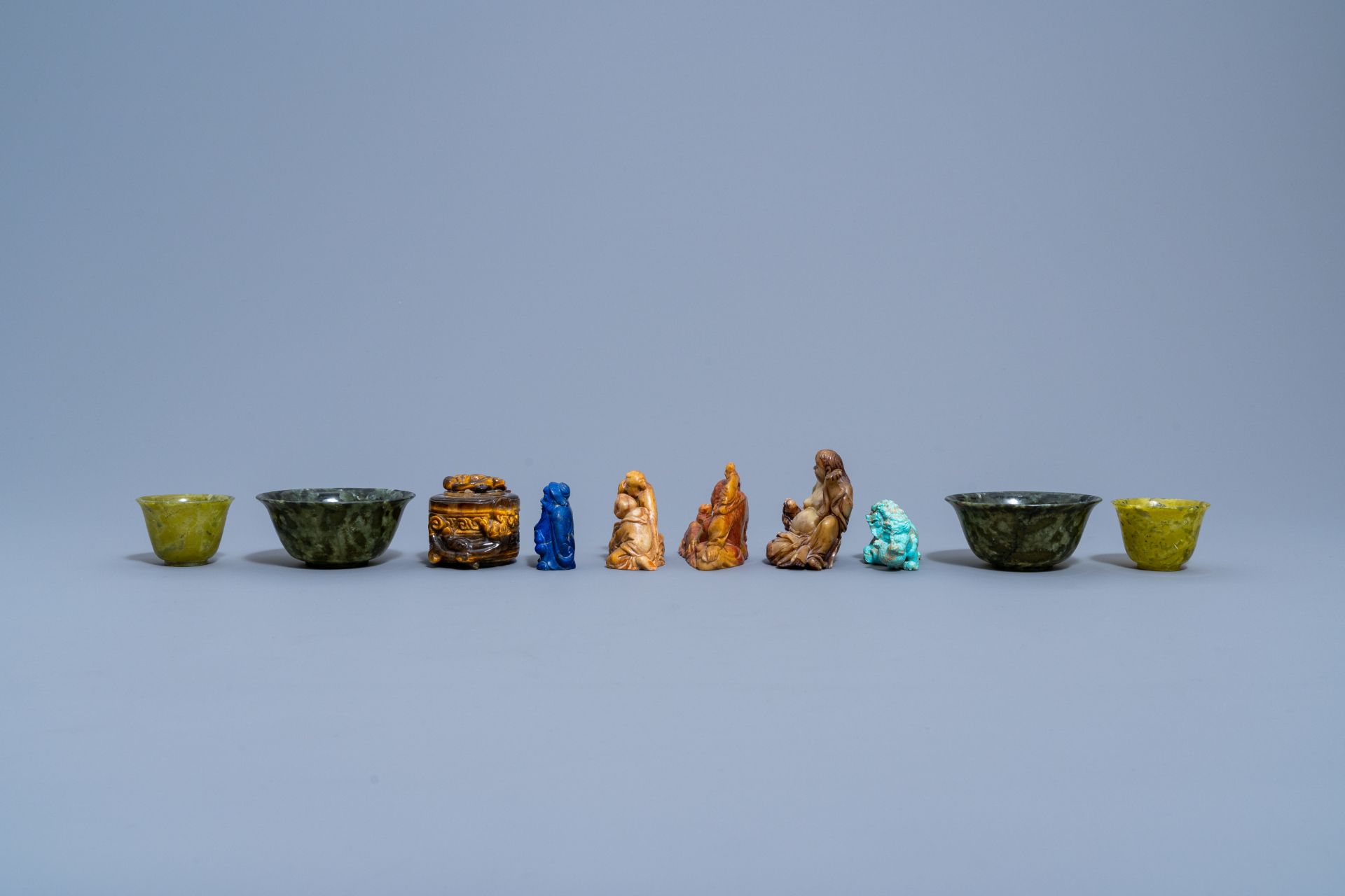 A varied collection of Chinese sculptures and objects in various precious stones, 20th C. - Image 11 of 15