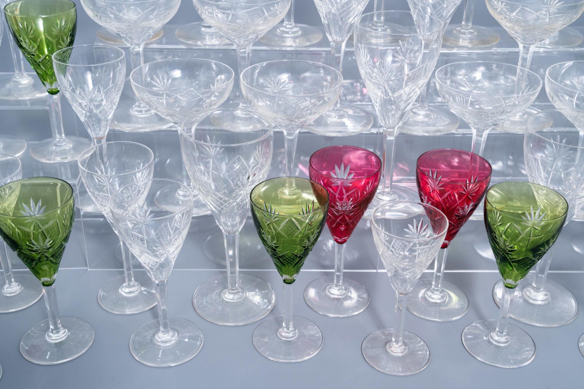An extensive collection of clear and partly coloured overlay crystal cut glasses, 20th C. - Bild 6 aus 8