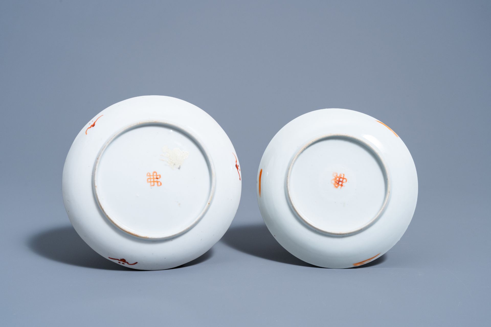 A Chinese qianjiang cai candle holder and two famille rose and verte saucer dishes, 19th/20th C. - Image 3 of 9