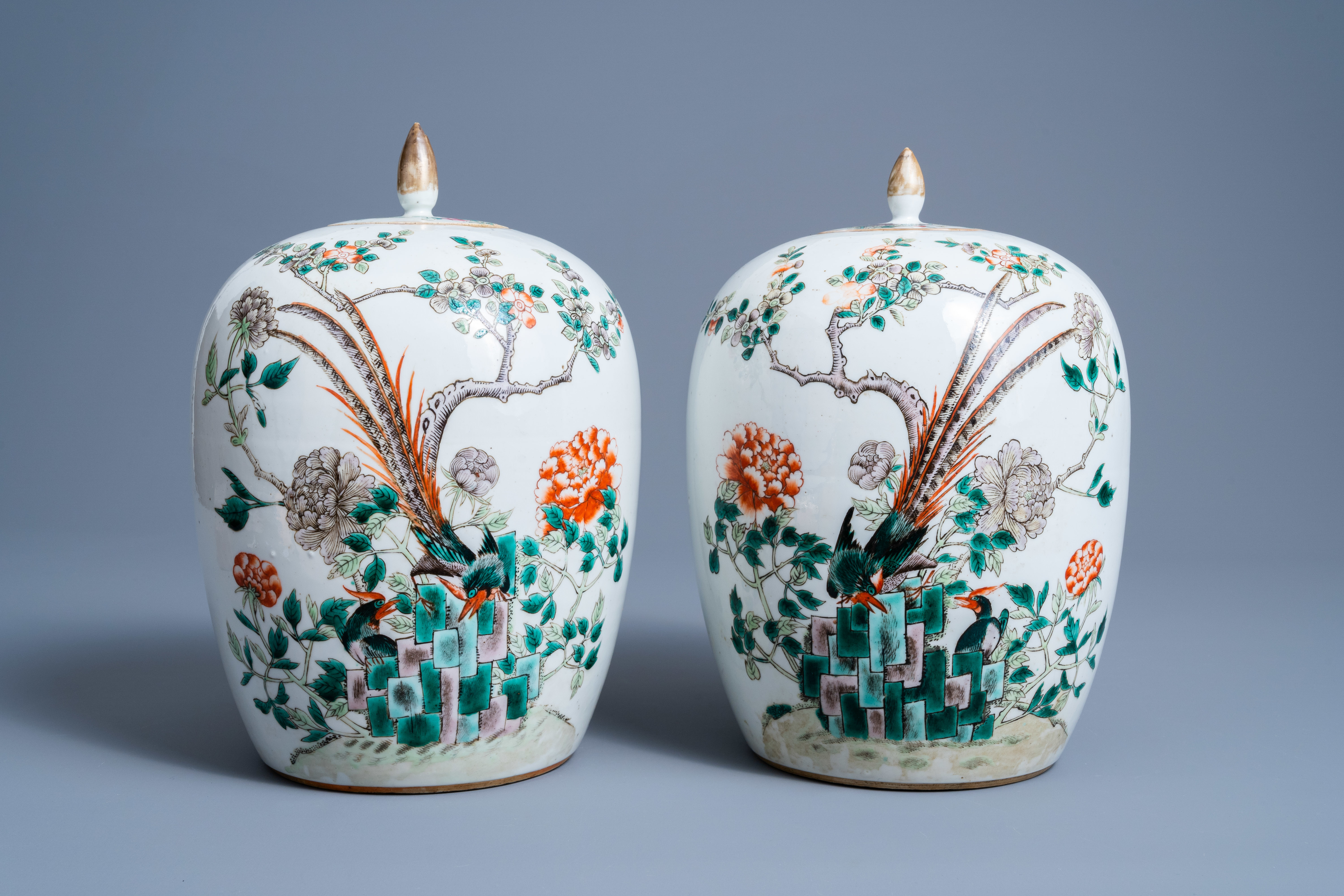 Two Chinese famille verte jars and covers with pheasants between blossoming branches, 19th C. - Image 4 of 7