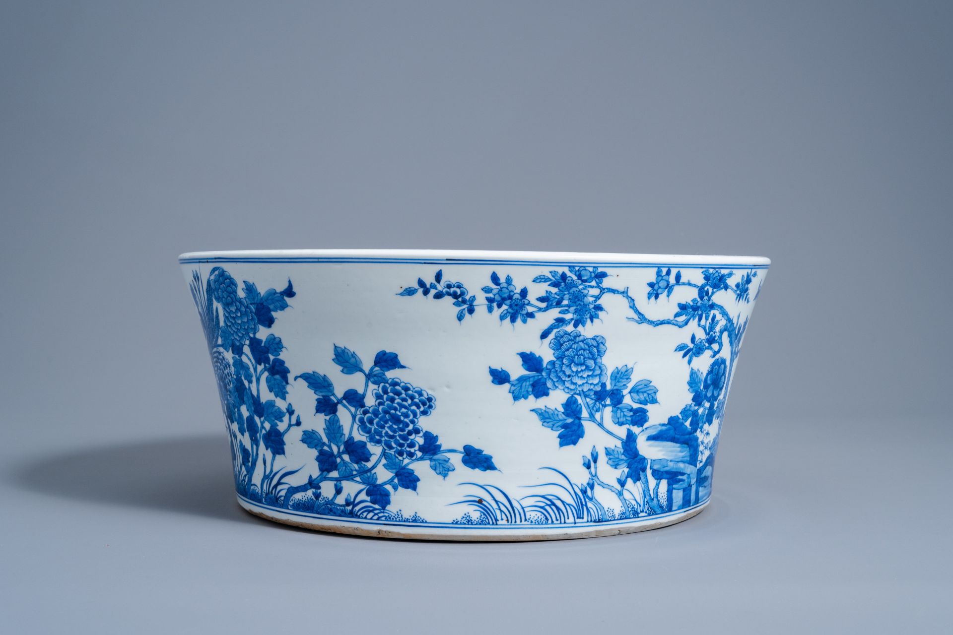 A large Chinese blue and white basin with pheasants in a landscape, 20th C - Image 3 of 8