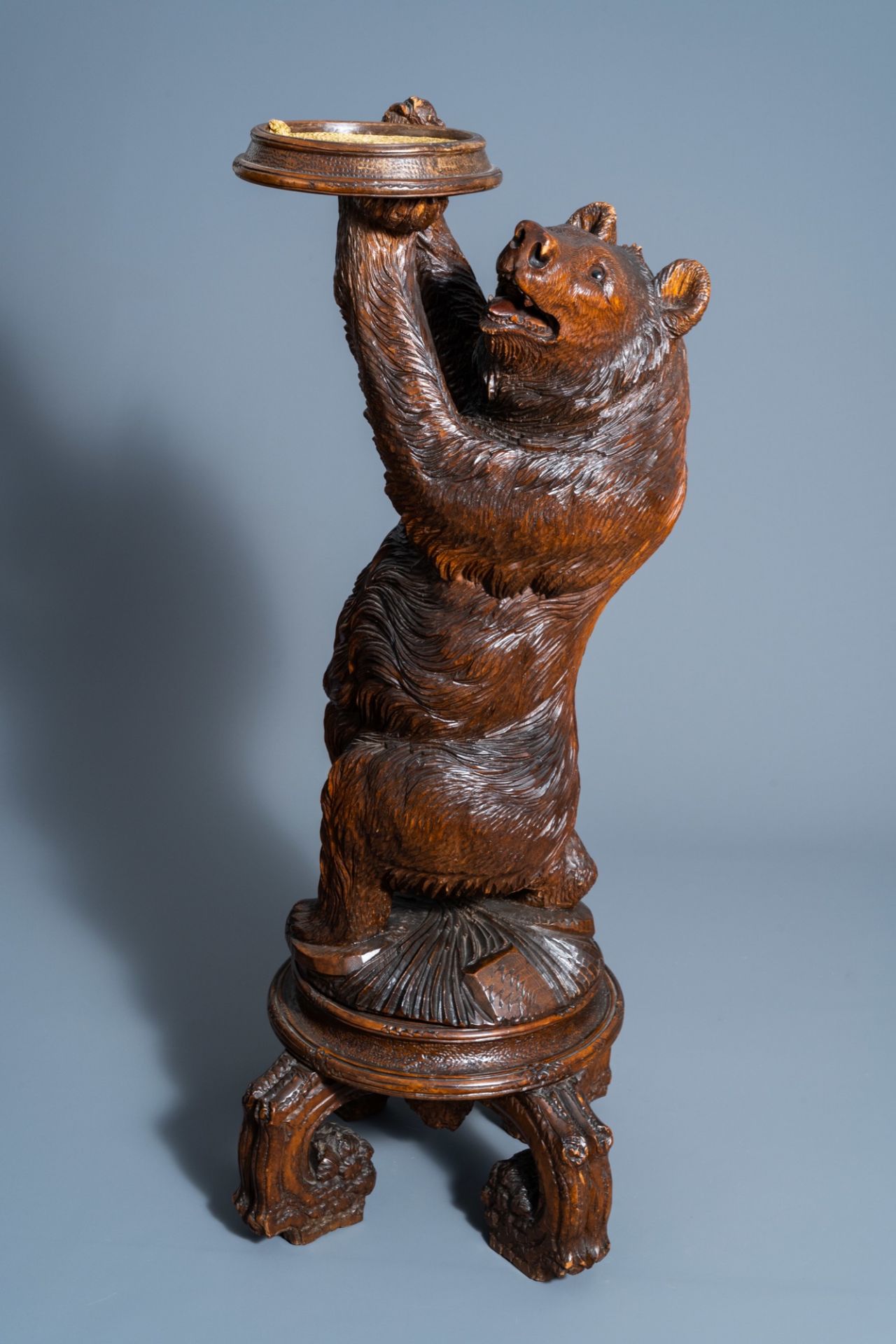 A carved wooden glass eyed bear shaped plant stand, Black Forest, first half of the 20th C. - Image 8 of 11