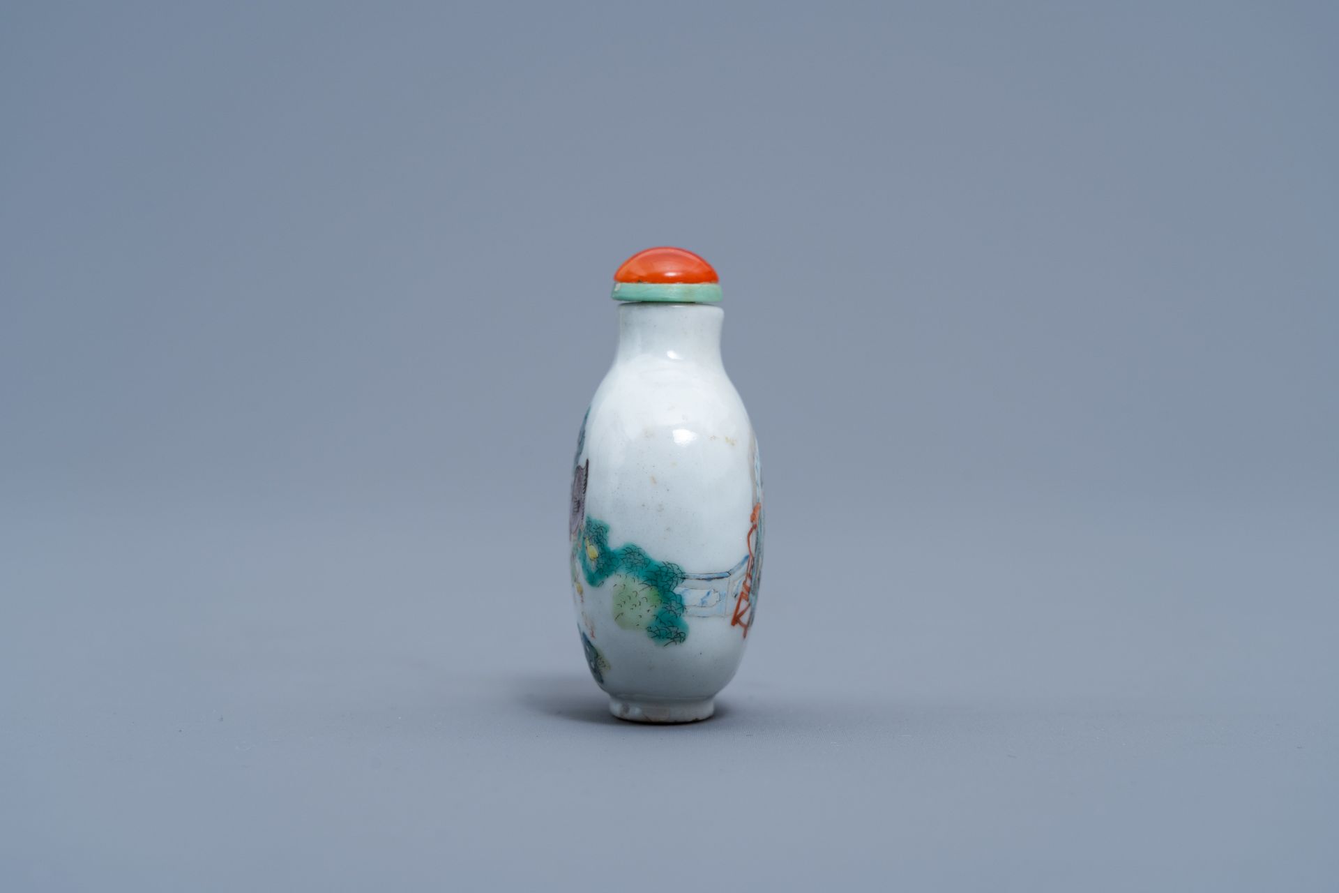 A Chinese famille rose snuff bottle with figures and animals in a garden, Daoguang mark and of the p - Image 4 of 6