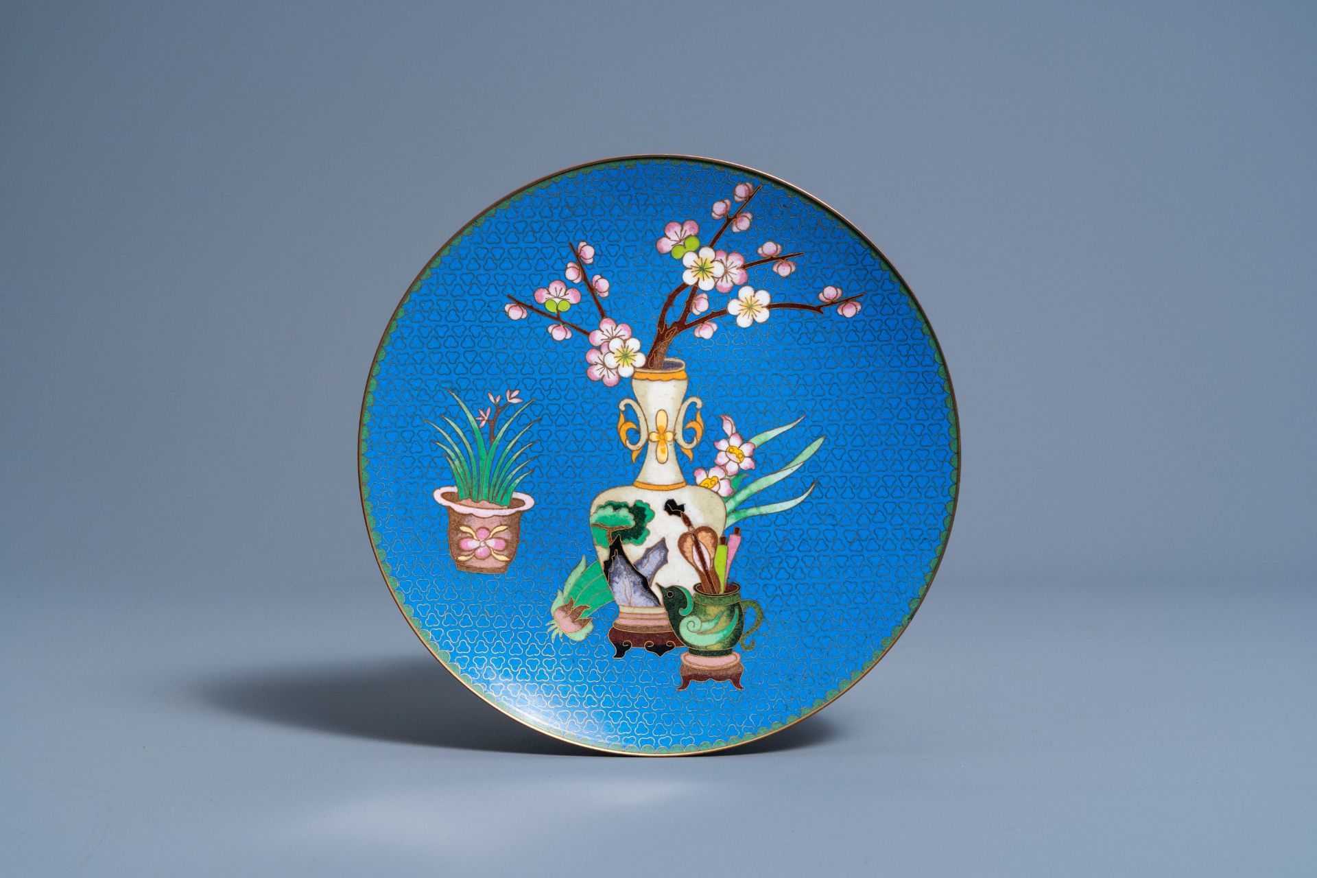 Two Chinese cloisonnŽ jars and covers and a 'flower vases' plate, 20th C. - Image 2 of 9