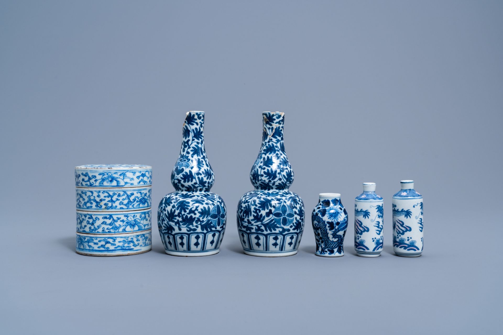 A varied collection of Chinese blue and white porcelain, 19th/20th C. - Image 11 of 15