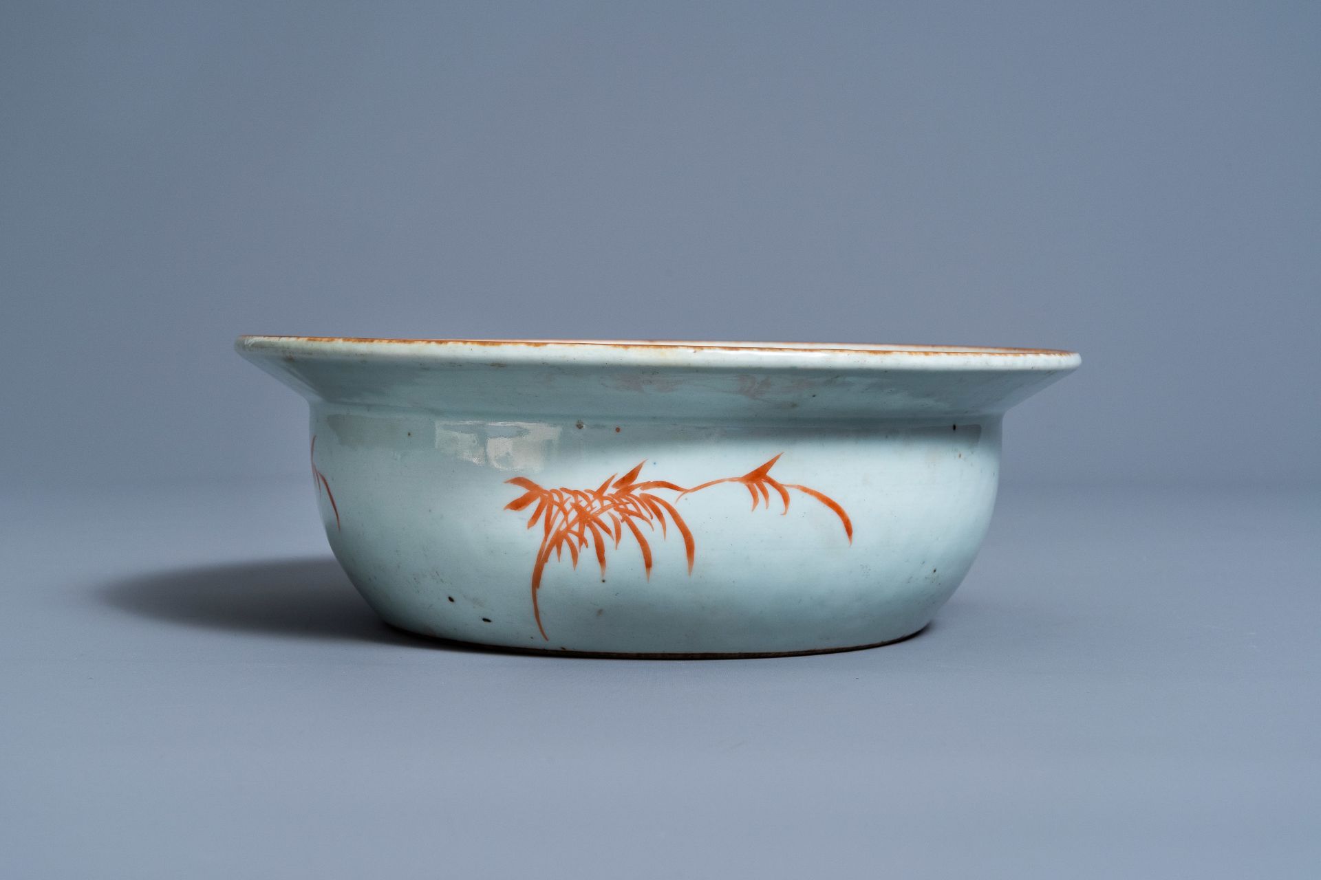 A Chinese famille rose 'dragons' bowl, 19th C. - Image 7 of 7