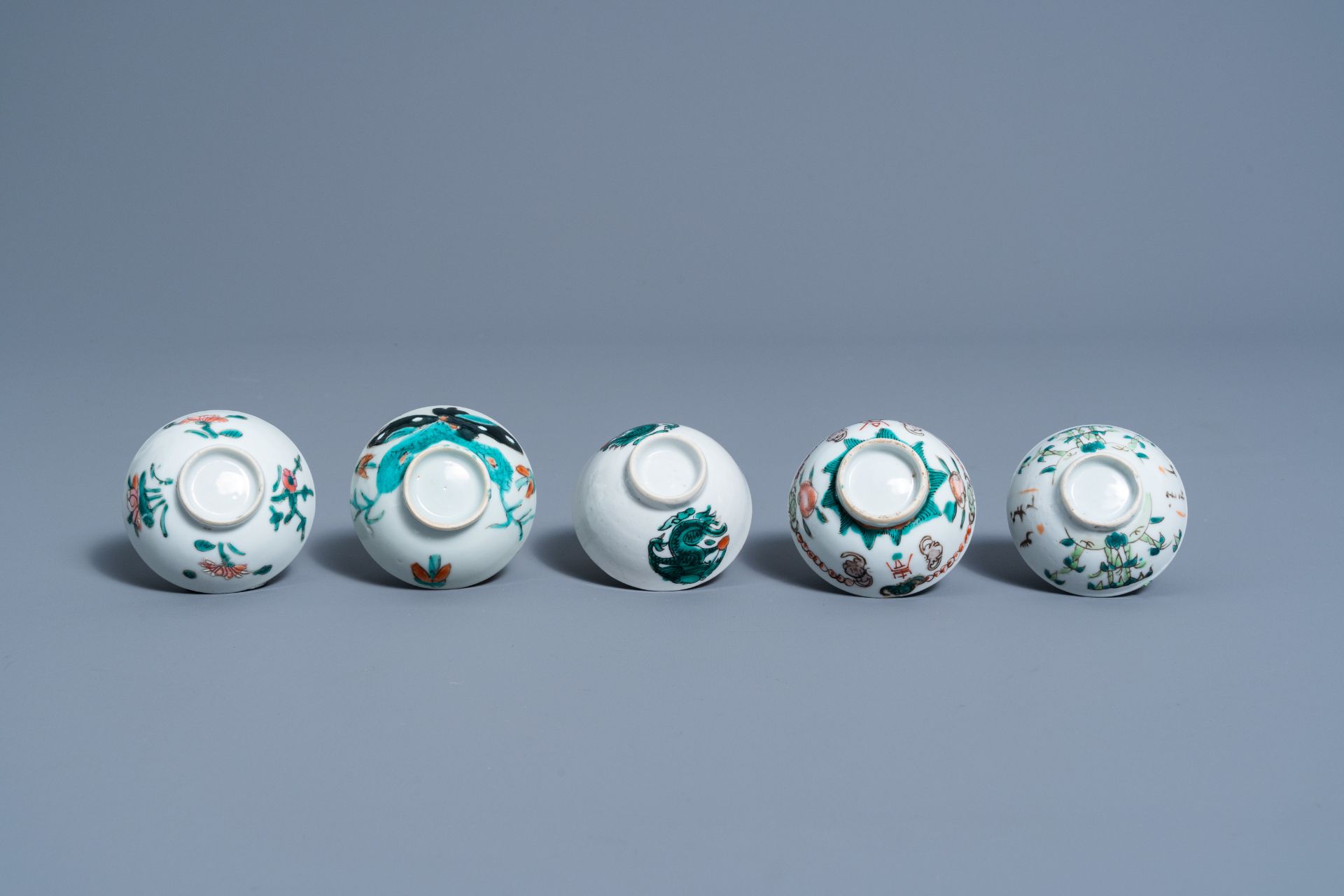 A varied collection of Chinese famille rose and iron red porcelain, 19th/20th C. - Bild 15 aus 15