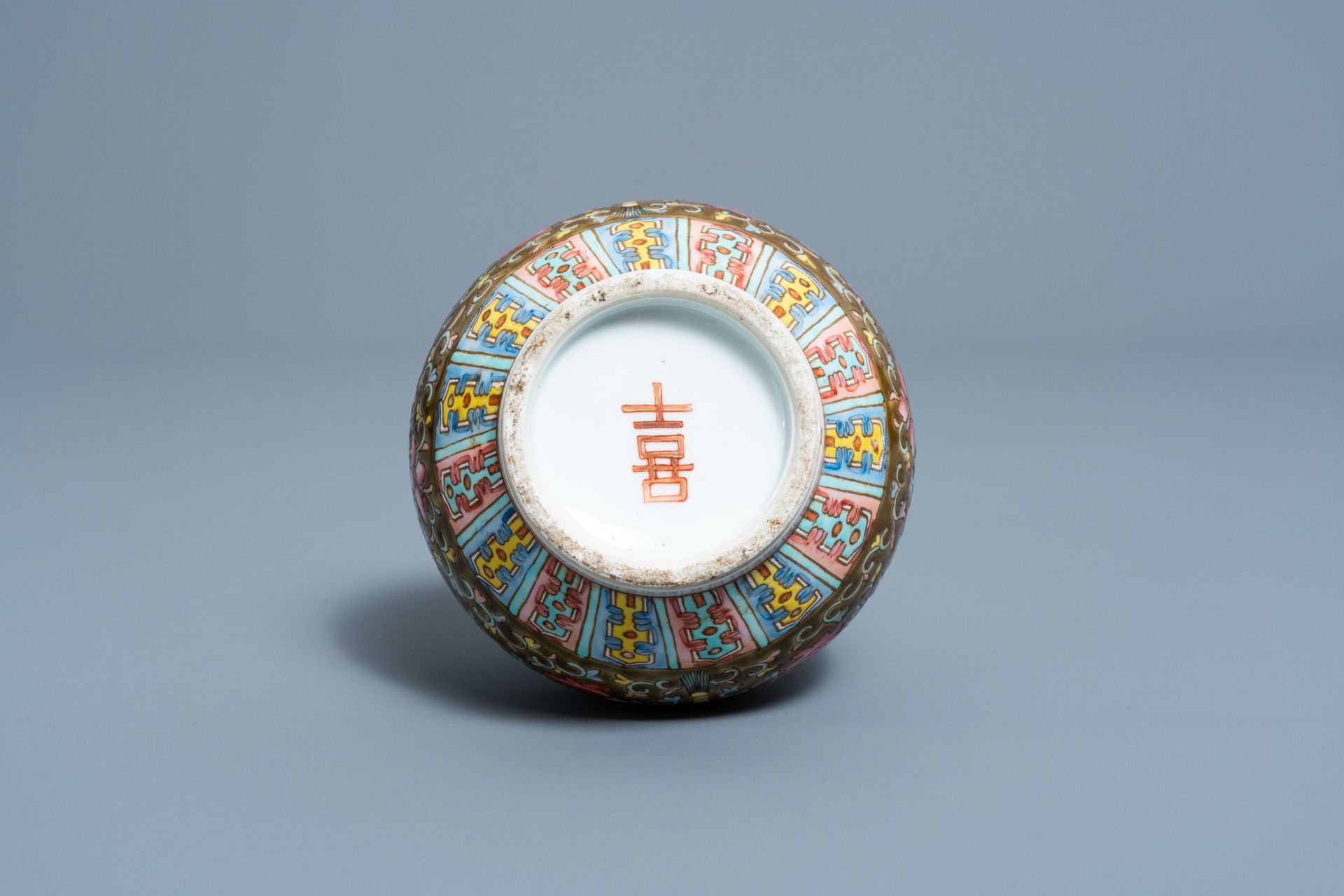 A Chinese famille rose brown ground vase with floral design, 'Happiness' mark, Republic, 20th C. - Image 6 of 6
