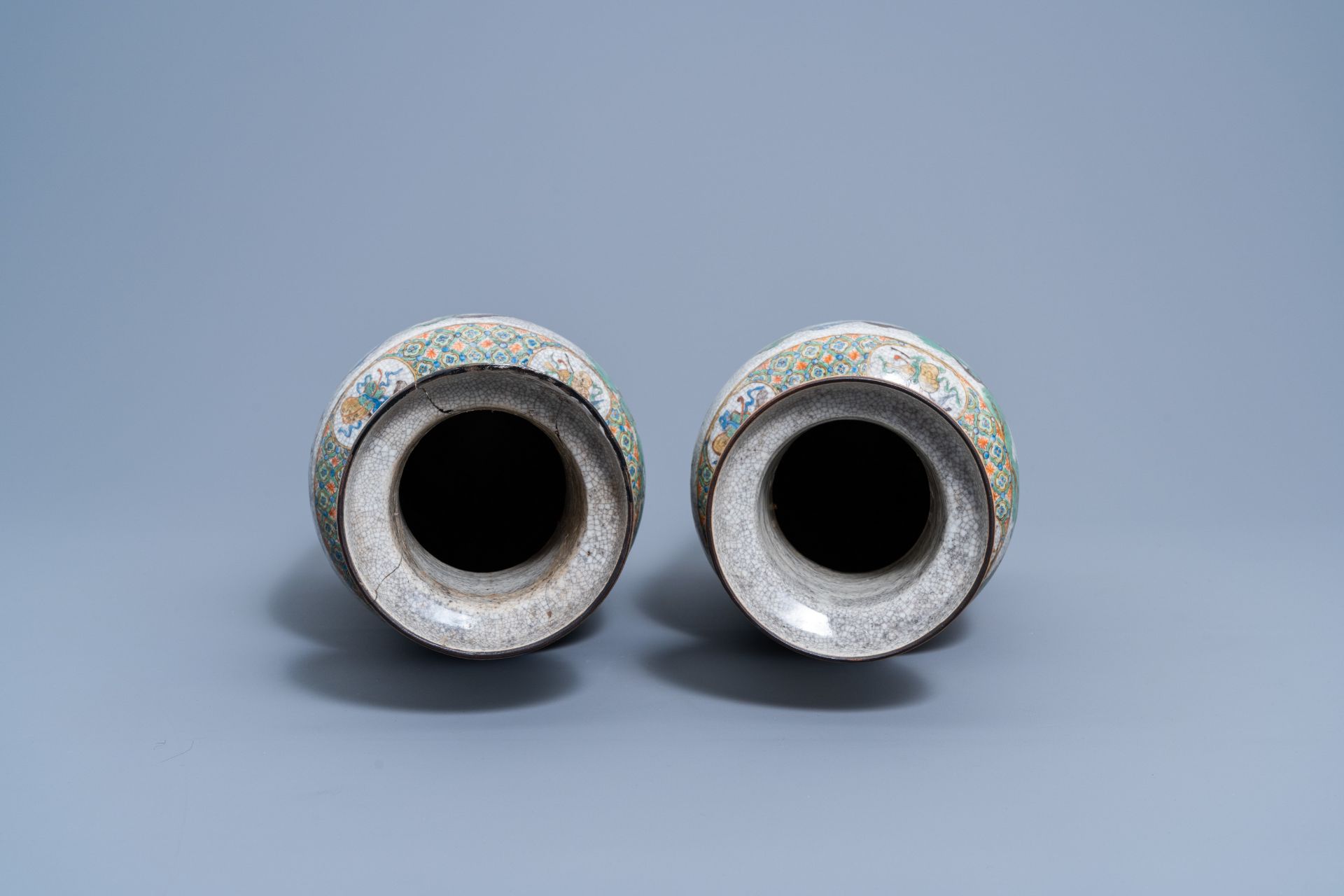 A pair of Chinese Nanking craquelŽ famille verte 'warrior' vases, 19th C. - Image 5 of 6