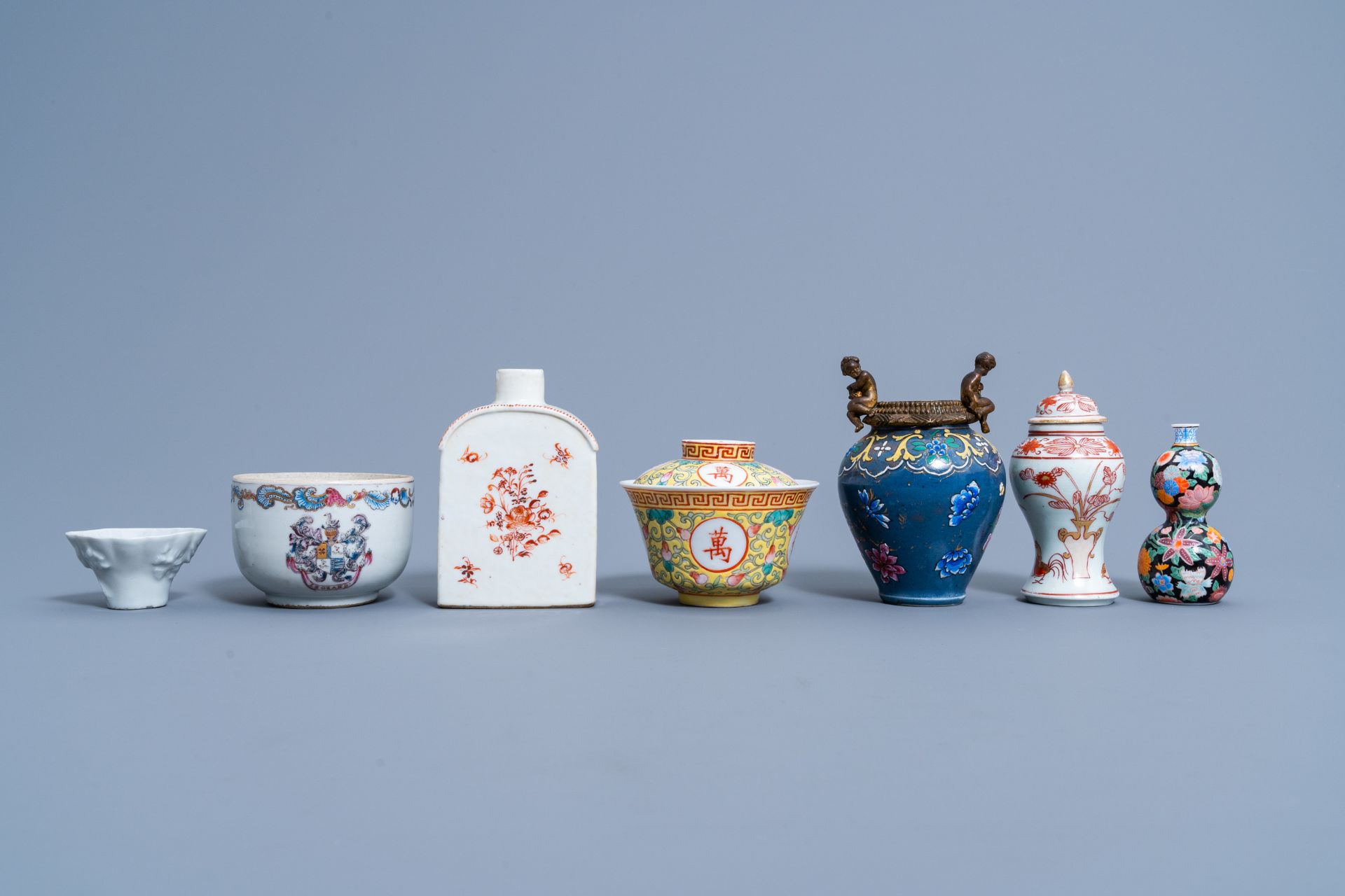 A varied and extensive collection of Chinese polychrome porcelain, Kangxi and later - Image 6 of 11