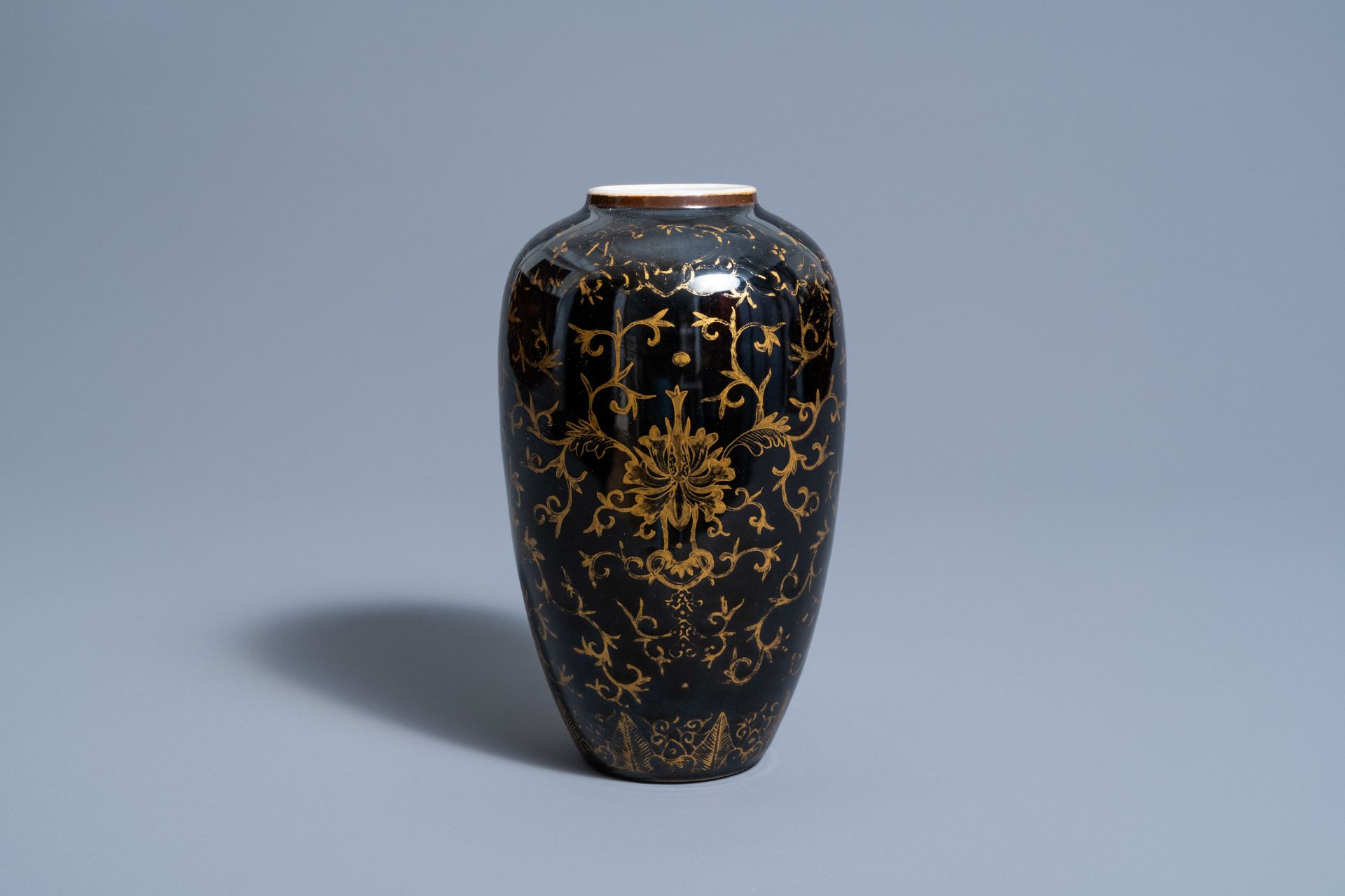 A Chinese monochrome black vase with gilt lotus scrolls, 19th C. - Image 5 of 7