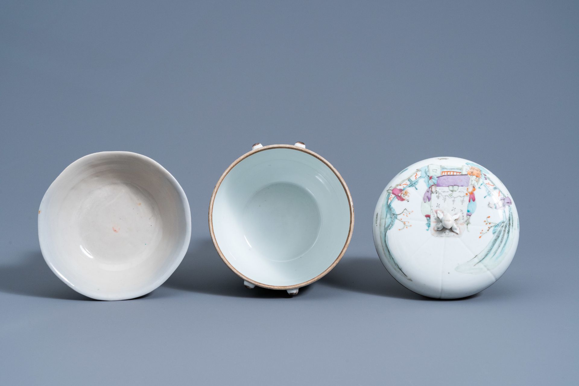 A varied collection of Chinese famille rose and qianjiang cai porcelain, 19th/20th C. - Image 14 of 15