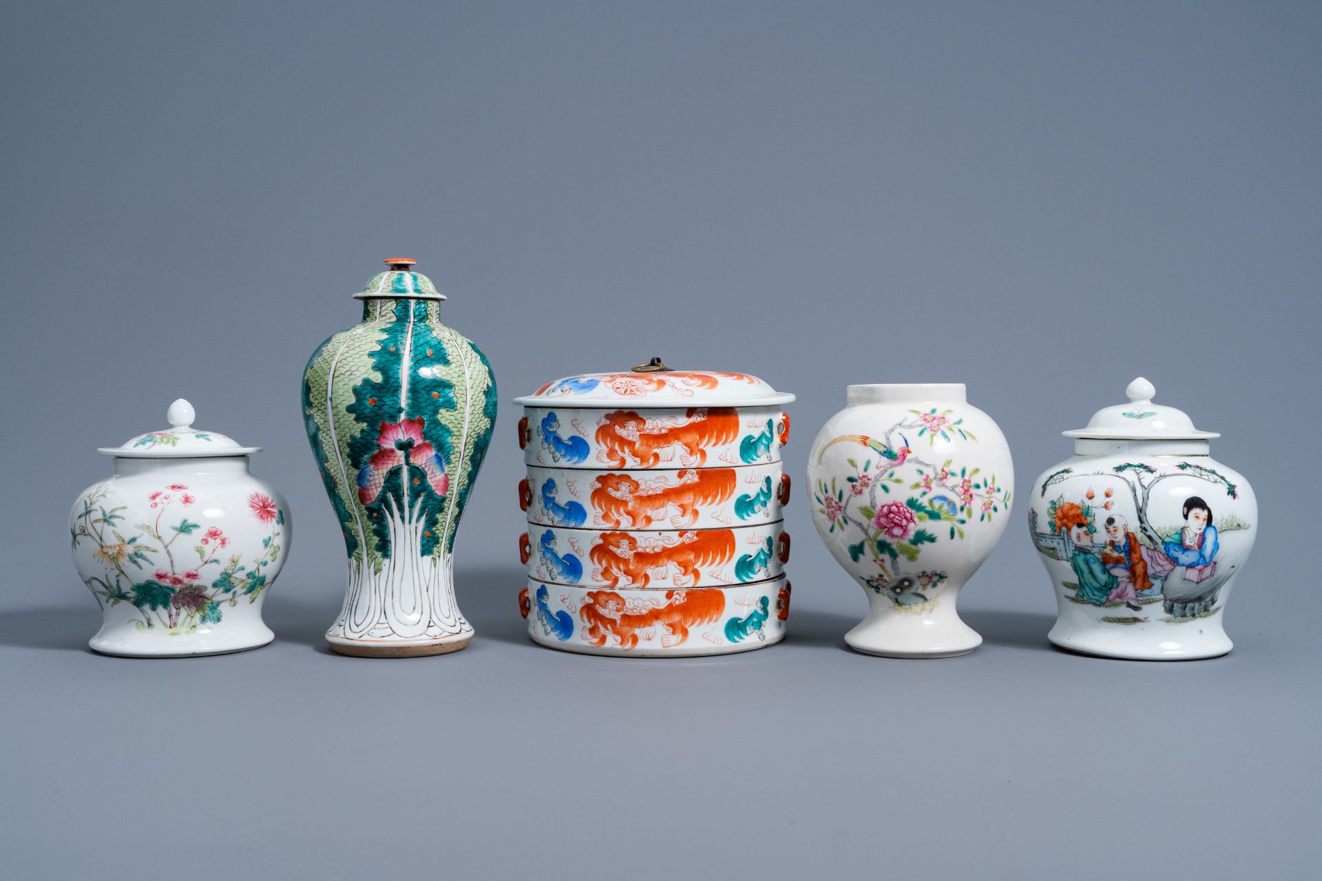 A varied collection of Chinese famille rose, famille verte and iron red porcelain, 19th/20th C. - Image 10 of 17