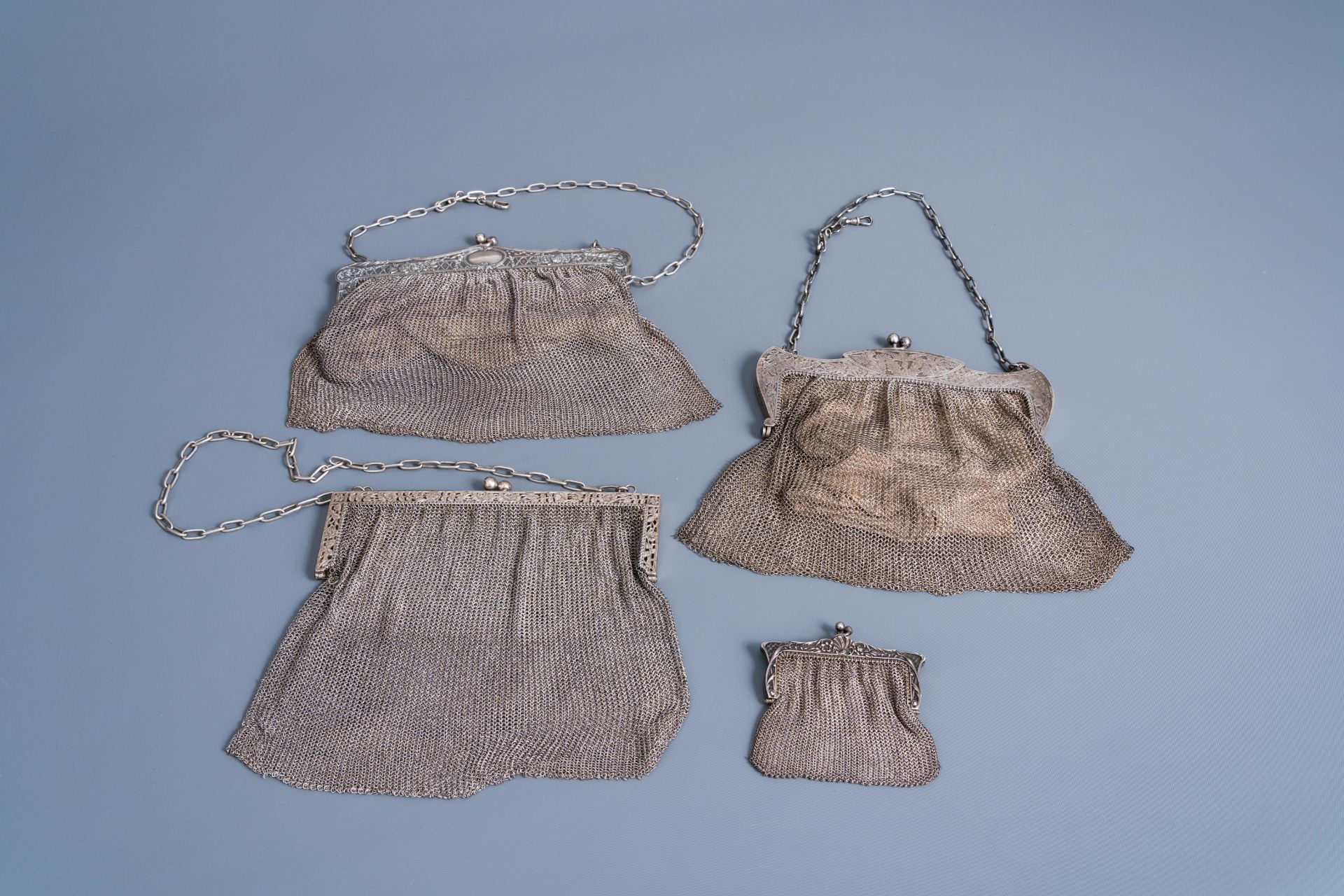 Four various French silver chainmail purses, 800/000, 19th/20th C. - Image 2 of 16