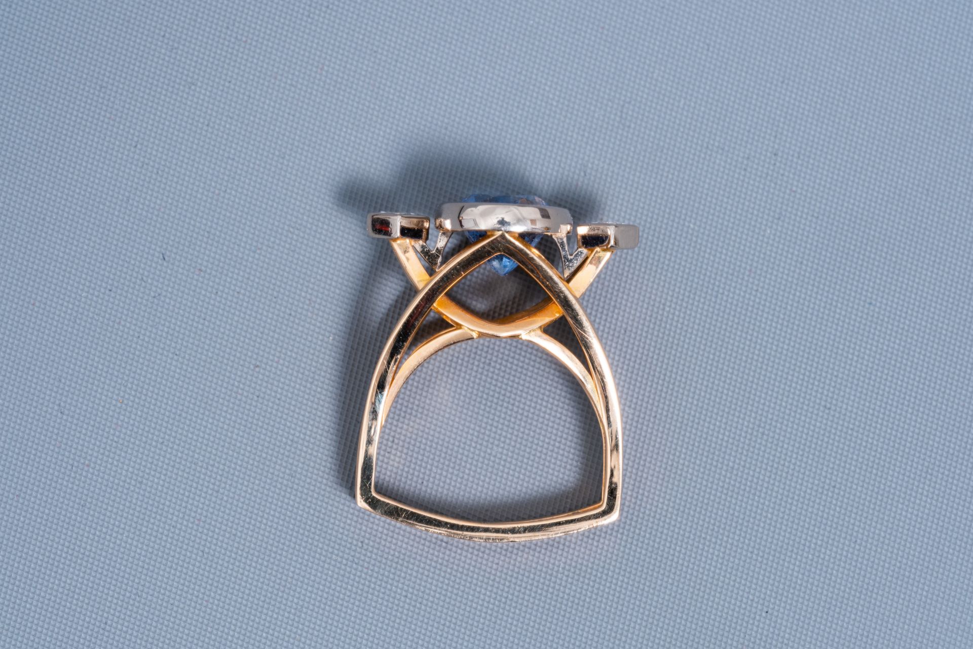 An 18 carat yellow and white gold ring set with a blue sapphire and two diamonds, 20th C. - Image 5 of 7