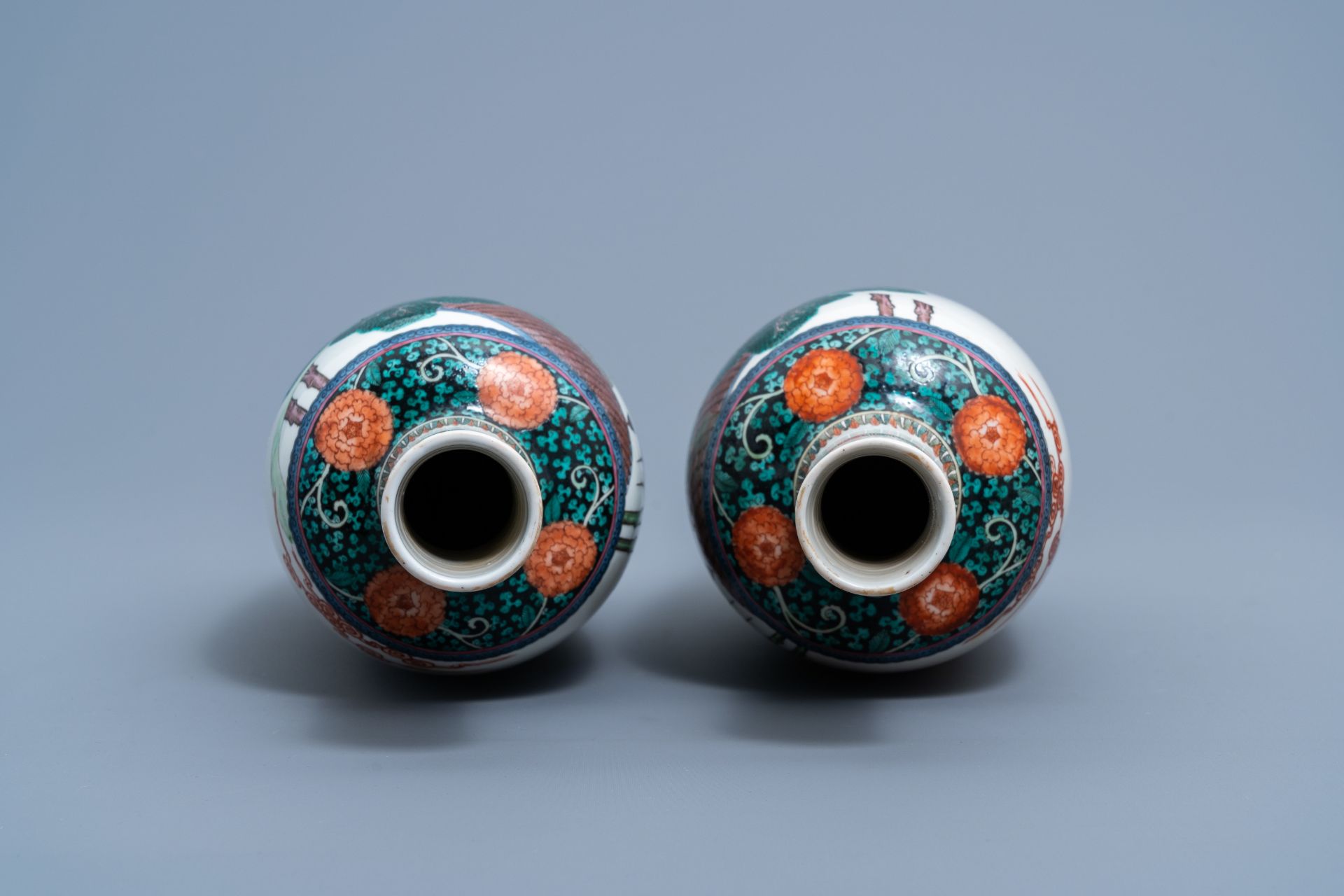 A pair of Chinese bottle shaped famille verte vases with figures in a landscape, 19th C. - Image 5 of 6