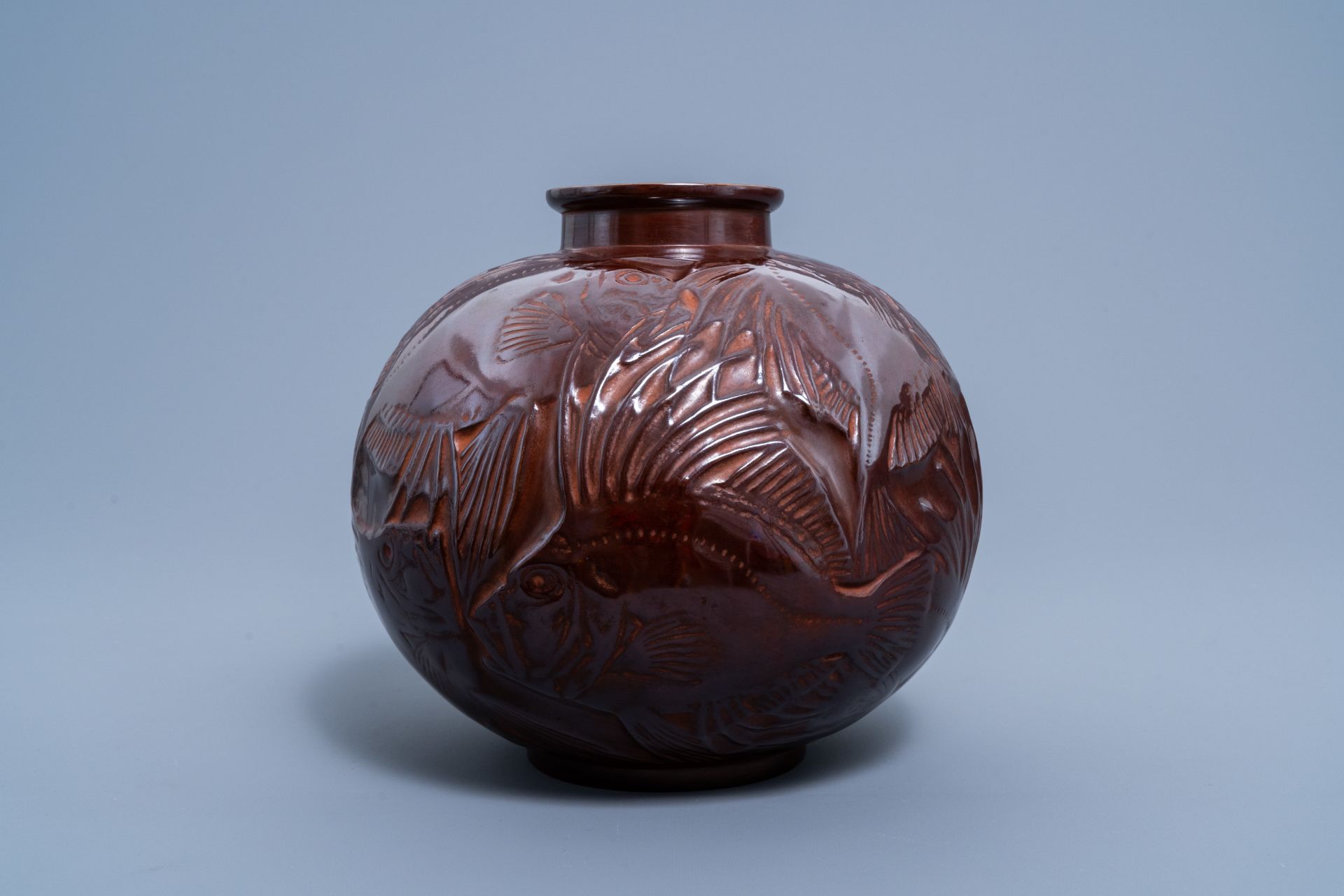 A Japanese brown patinated bronze Art Deco vase with fish relief design, Showa, 20th C. - Image 5 of 7