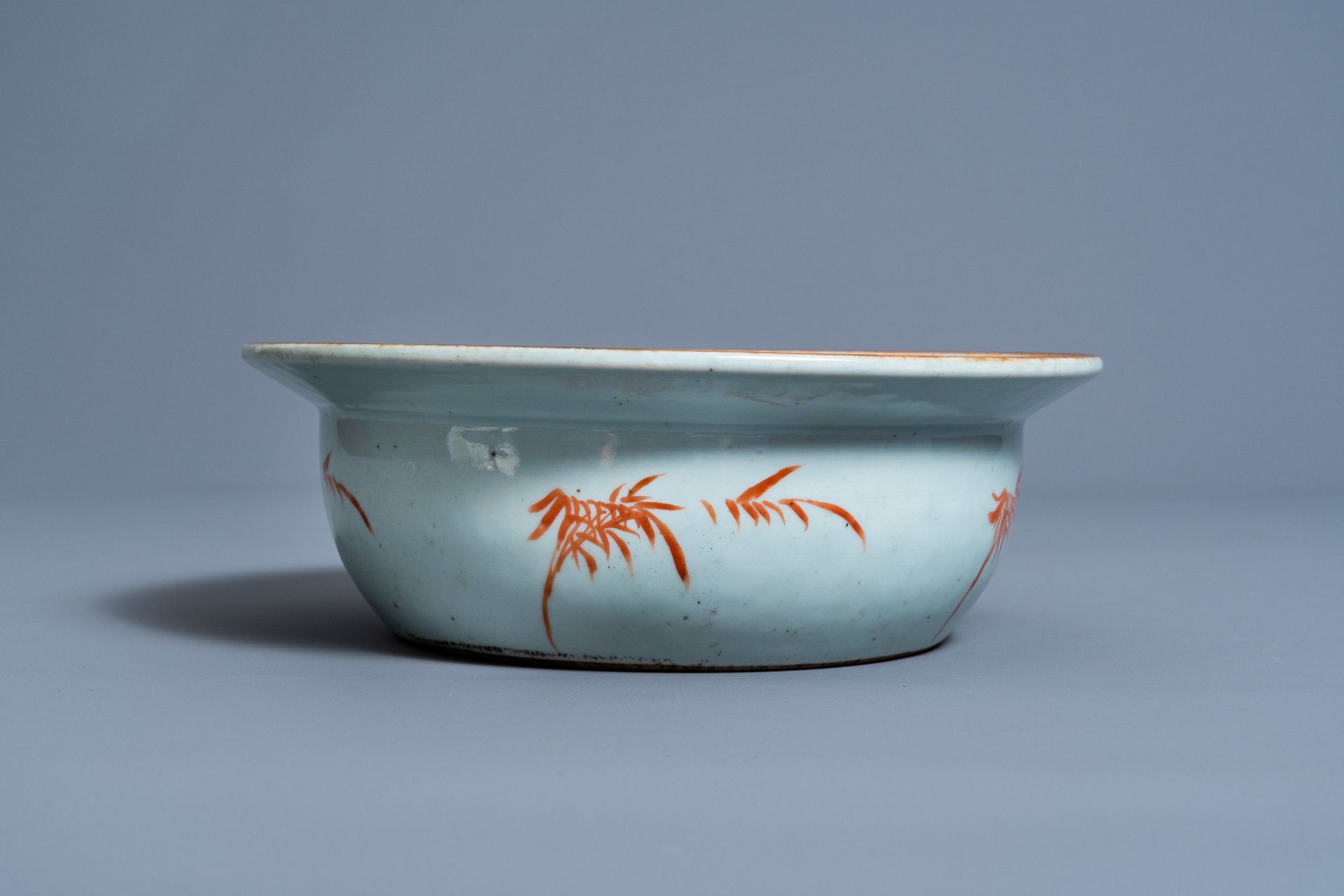 A Chinese famille rose 'dragons' bowl, 19th C. - Image 5 of 7