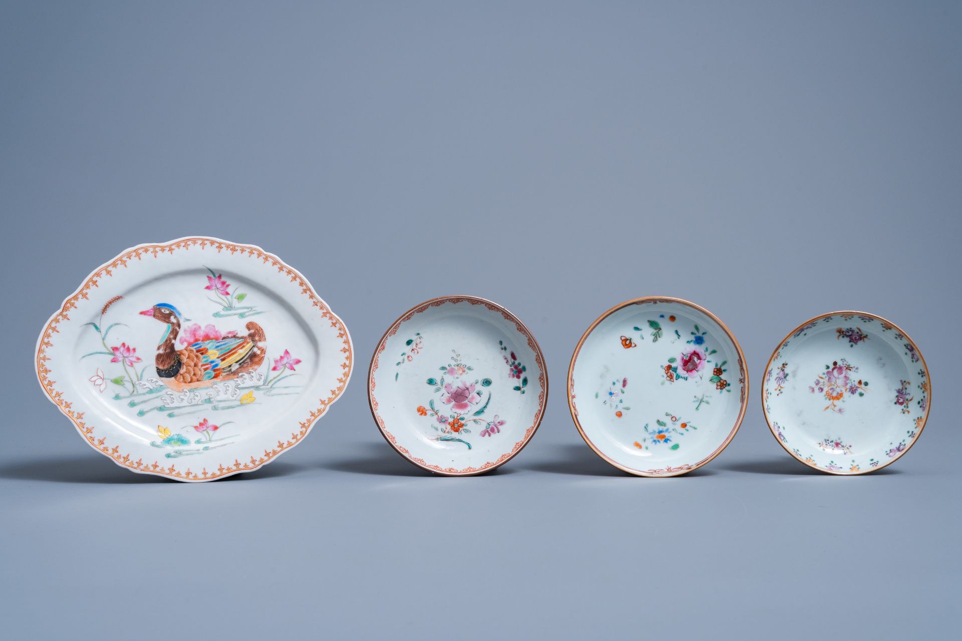 A varied collection of Chinese famille rose and Imari style porcelain, 18th/19th C. - Image 6 of 13