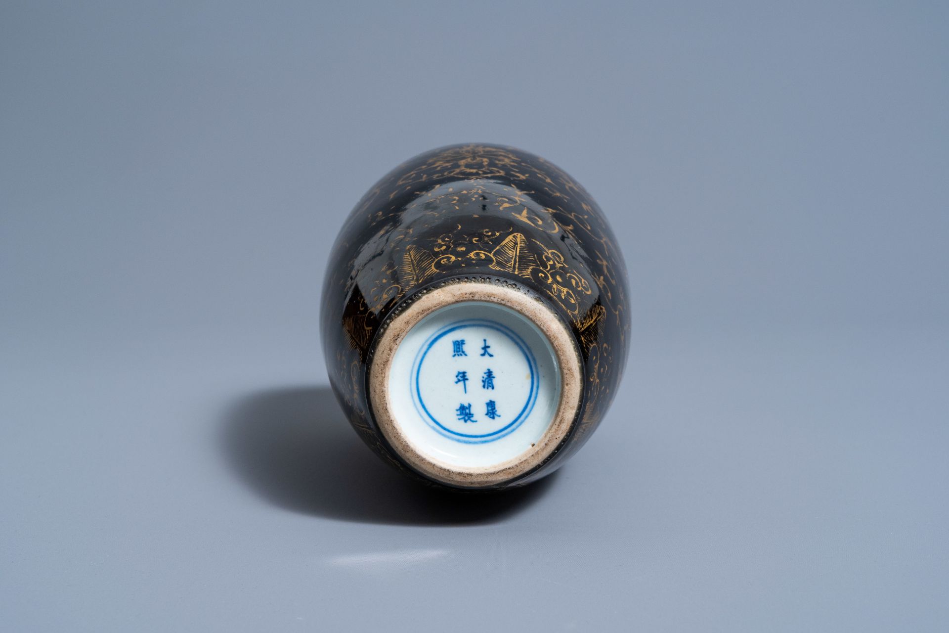 A Chinese monochrome black vase with gilt lotus scrolls, 19th C. - Image 7 of 7