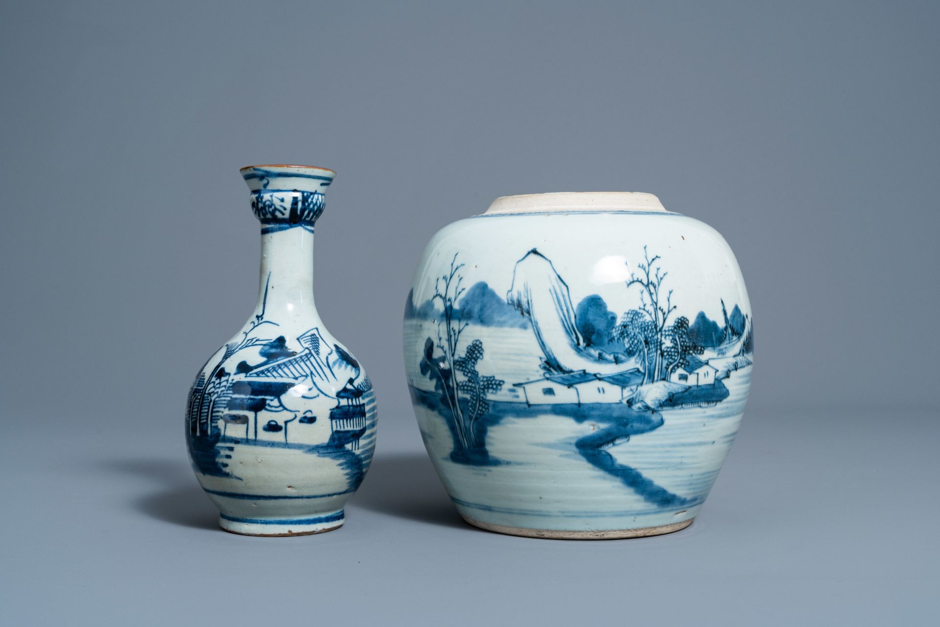 A Chinese blue and white ginger jar and a vase with a river landscape, 19th C. - Bild 2 aus 7