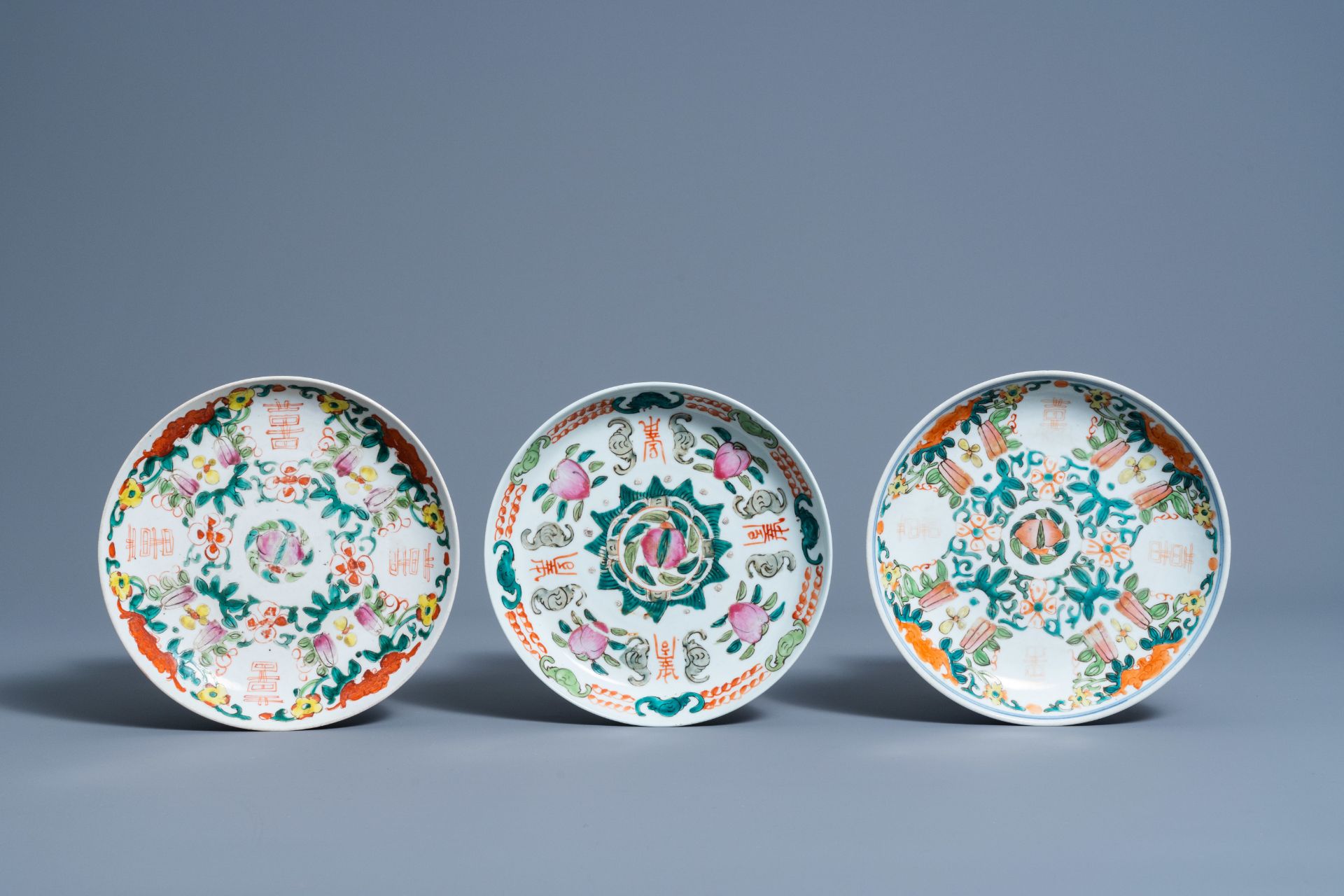 A varied collection of Chinese famille rose and iron red porcelain, 19th/20th C. - Bild 2 aus 15