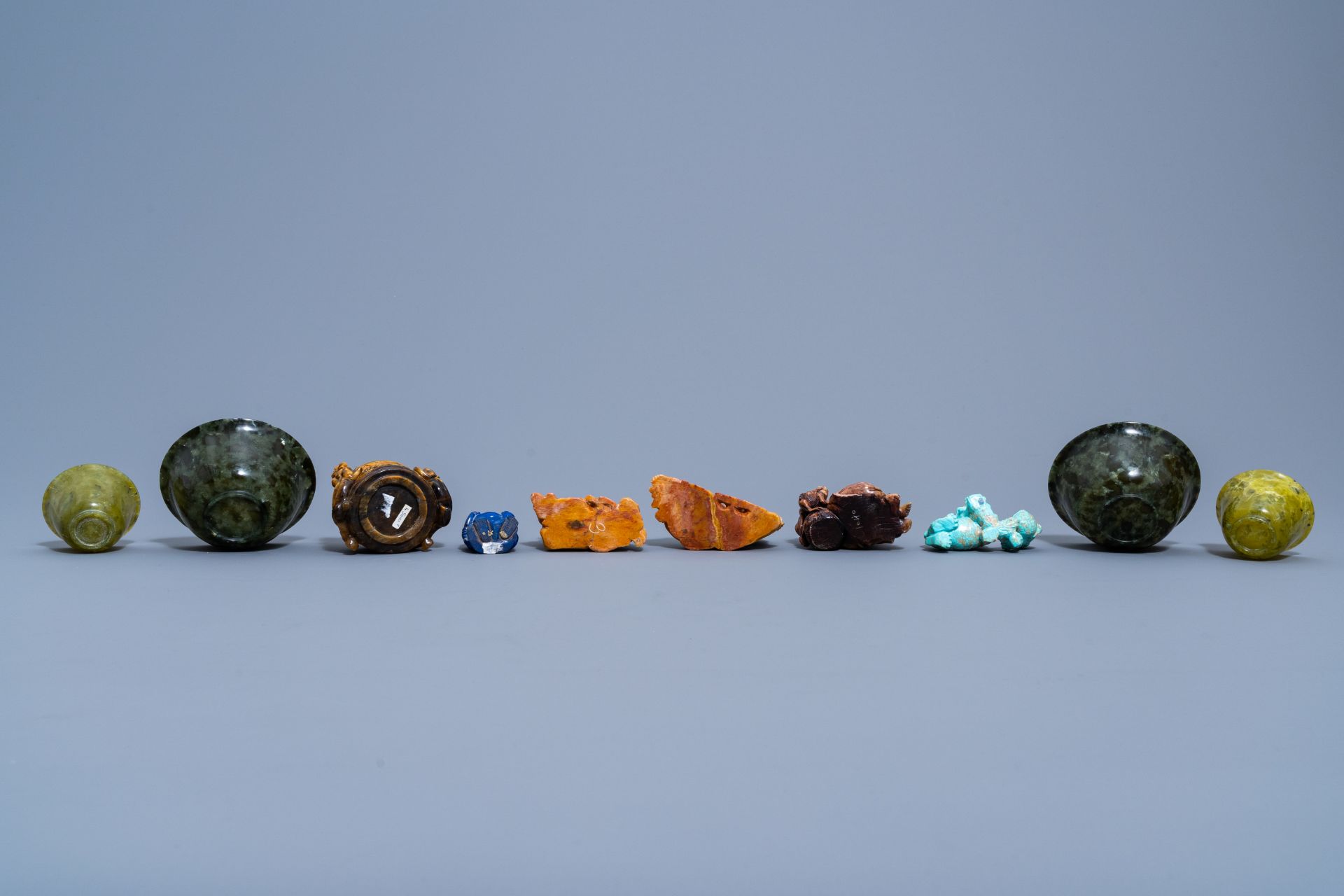 A varied collection of Chinese sculptures and objects in various precious stones, 20th C. - Image 13 of 15