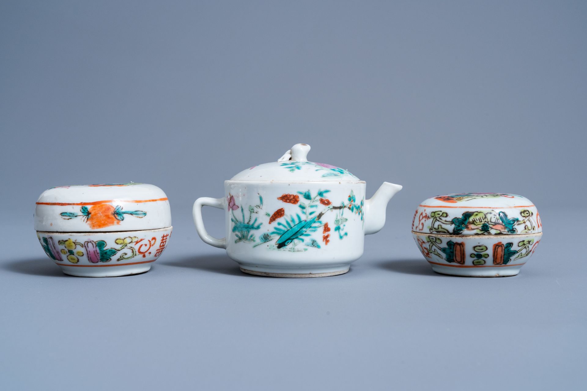 A varied collection of Chinese famille rose porcelain, 19th/20th C. - Image 11 of 15