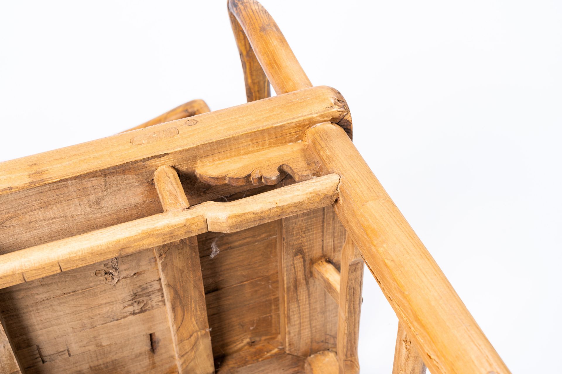 A Chinese elmwood chair with carved and reticulated panels, 19th/20th C. - Image 9 of 10