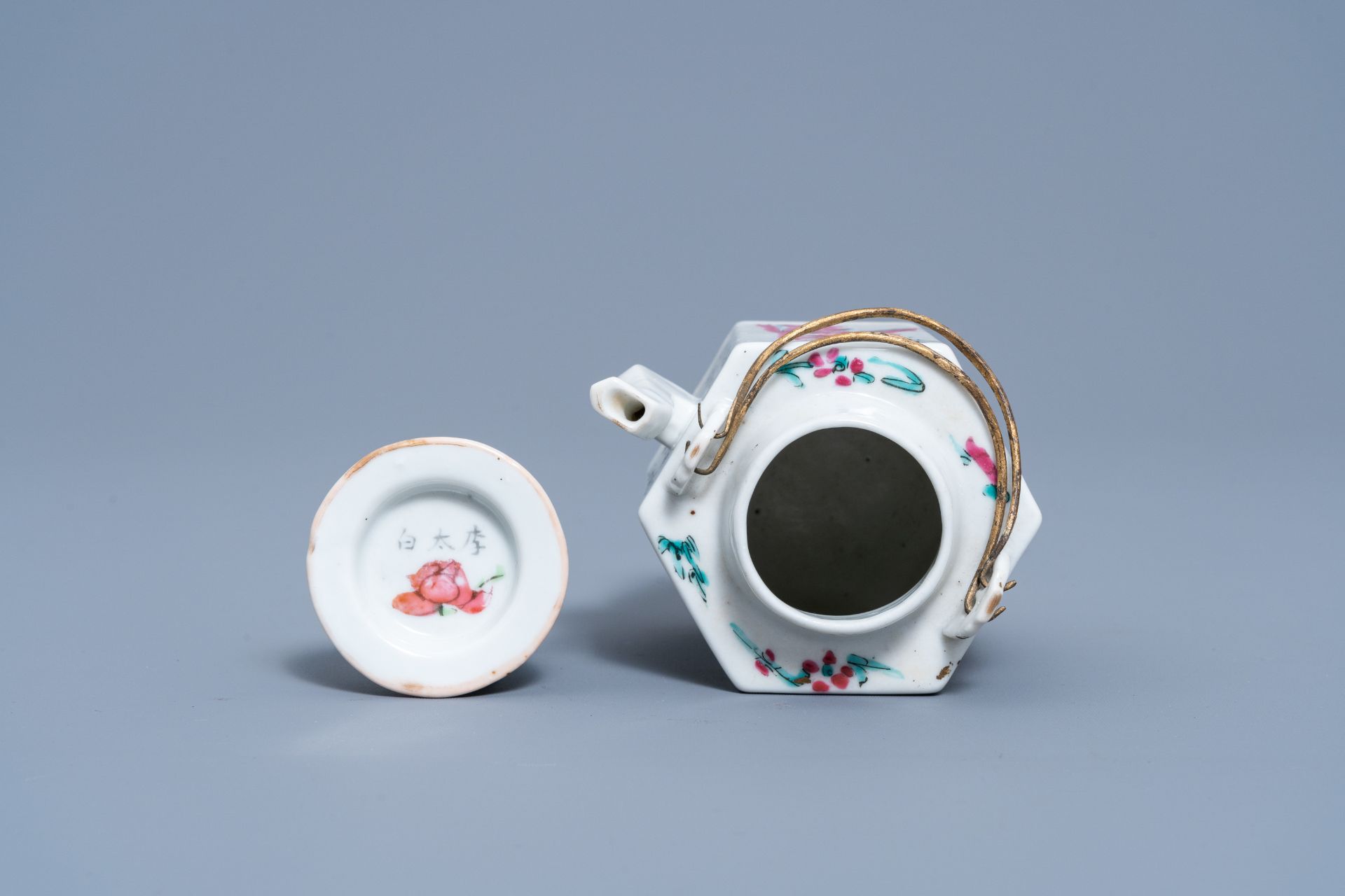 A Chinese famille rose 'Wu Shuang Pu' teapot and cover, 19th C. - Image 6 of 7