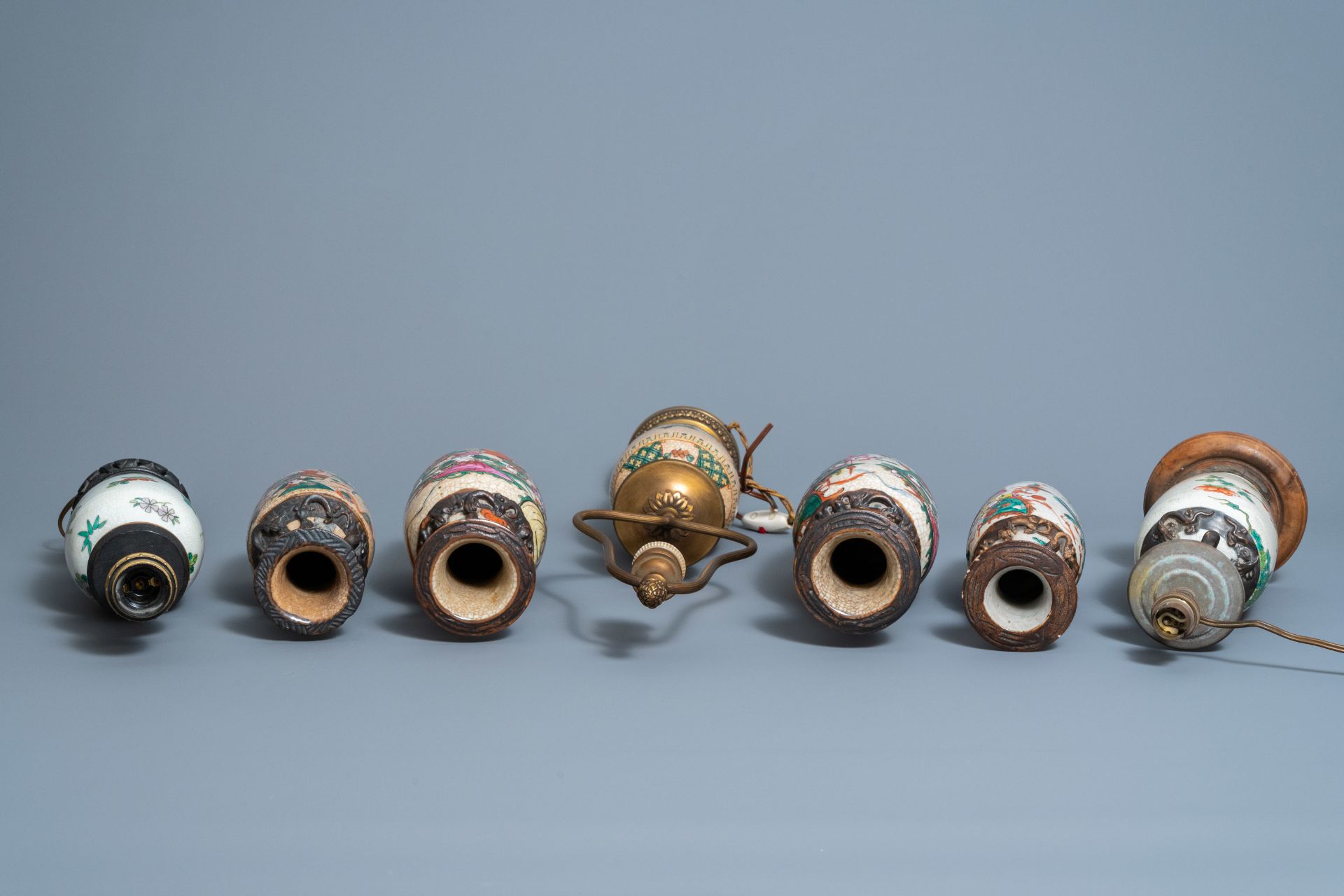 A varied collection of Chinese Nanking crackle glazed famille rose and verte porcelain, 19th/20th C. - Bild 6 aus 7