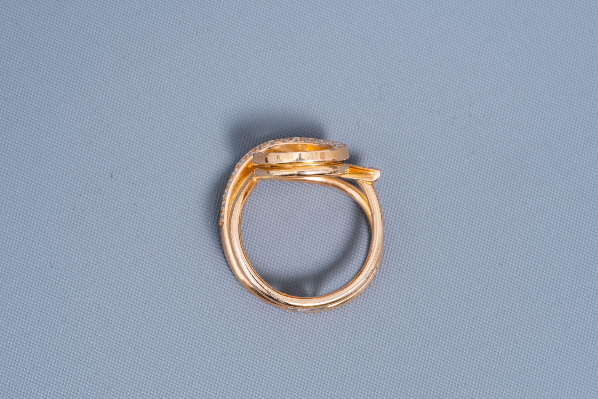 An 18 carat yellow gold ring set with 34 diamonds, 20th C. - Image 3 of 6