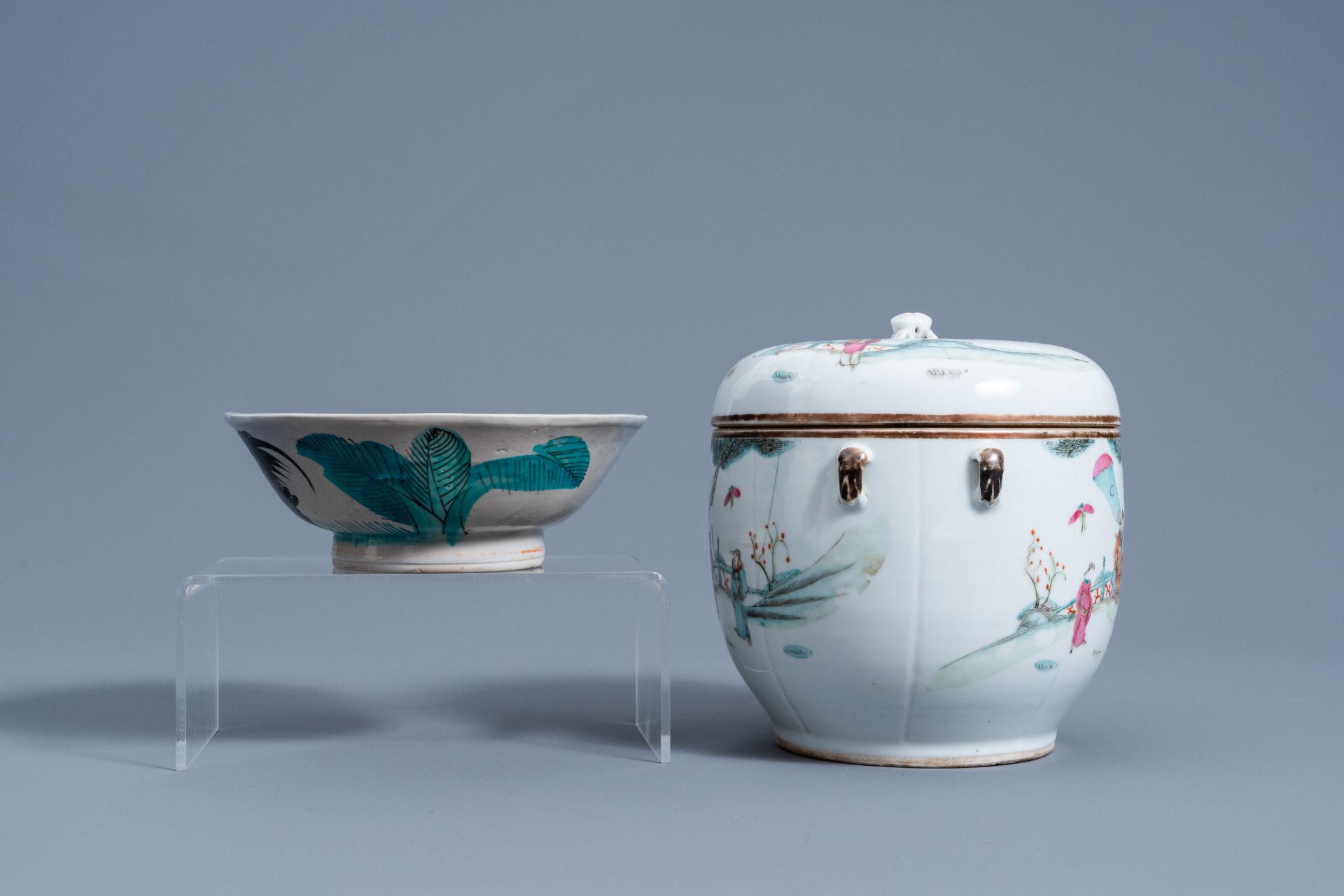 A varied collection of Chinese famille rose and qianjiang cai porcelain, 19th/20th C. - Image 11 of 15