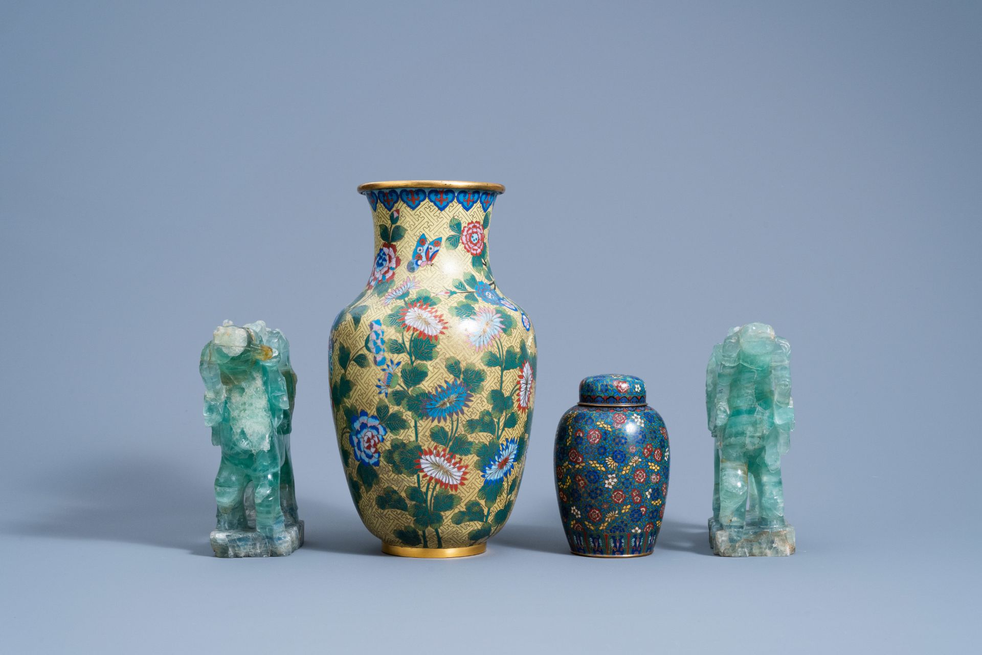 Two Chinese cloisonnŽ vases and a pair of green quartz figures, 19th/20th C. - Image 3 of 9