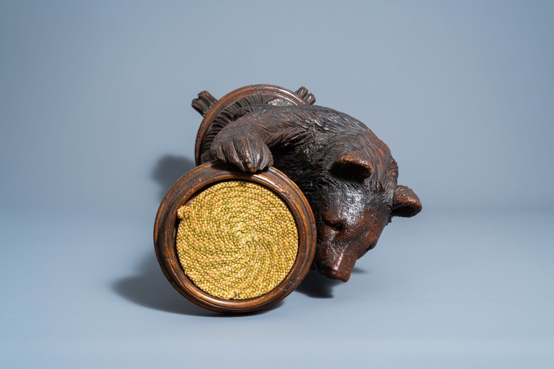 A carved wooden glass eyed bear shaped plant stand, Black Forest, first half of the 20th C. - Image 9 of 11