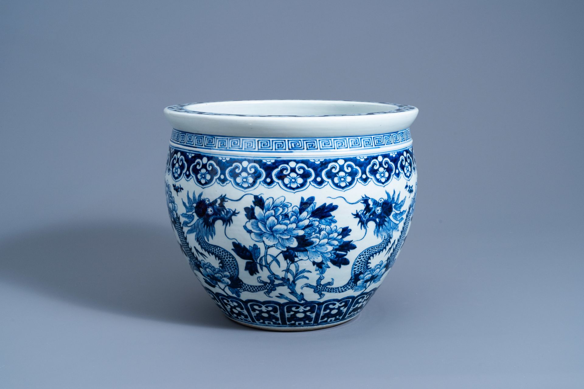 A Chinese blue and white 'dragons' jardinire, 19th C.