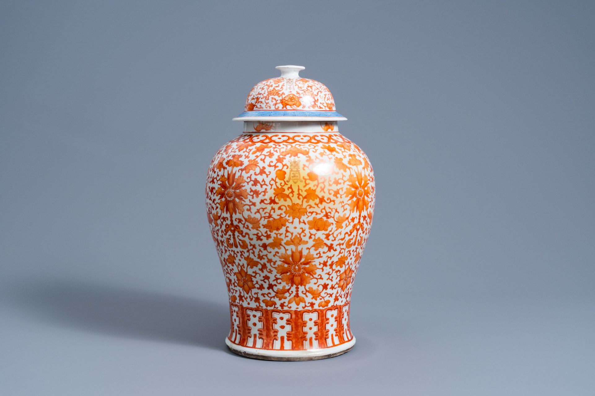 A Chinese iron-red 'lotus scrolls' vase and cover, 19th C. - Image 3 of 6