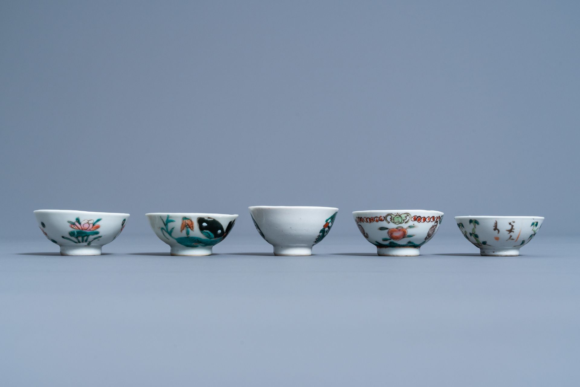 A varied collection of Chinese famille rose and iron red porcelain, 19th/20th C. - Bild 13 aus 15