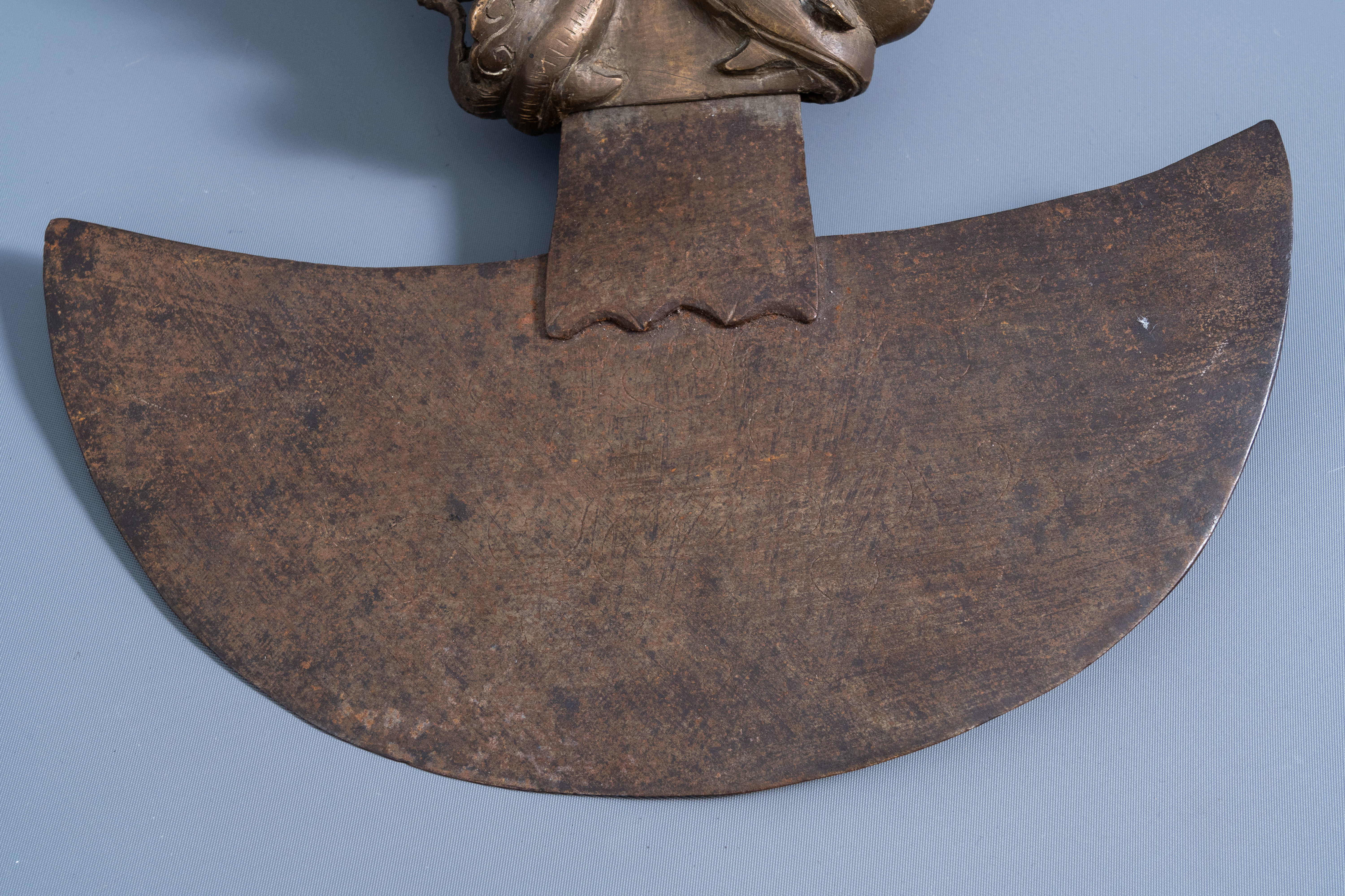 A Tibetan bronze and iron ceremonial axe or kartika with engraved design, 19th/20th C. - Image 5 of 8