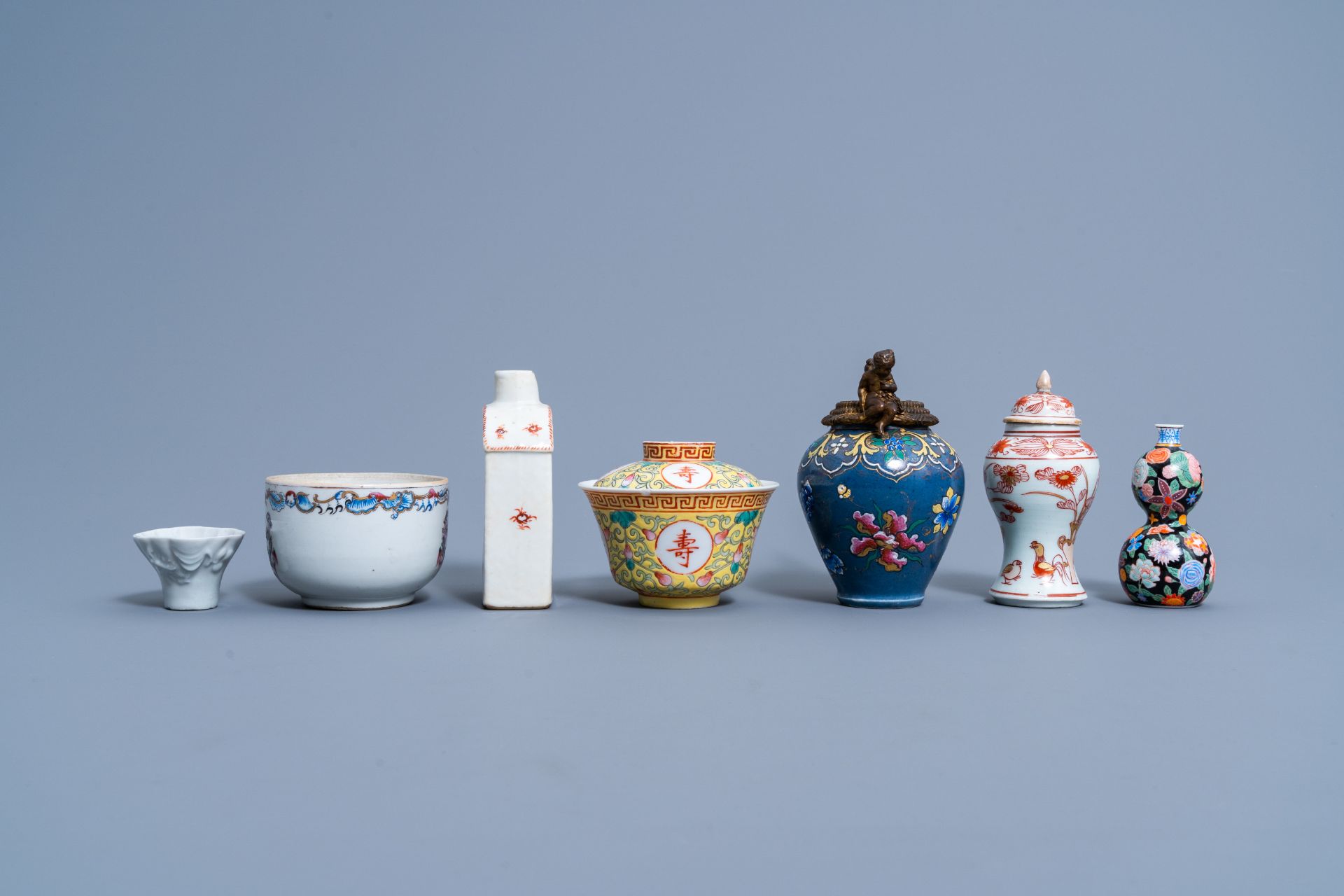 A varied and extensive collection of Chinese polychrome porcelain, Kangxi and later - Image 9 of 11