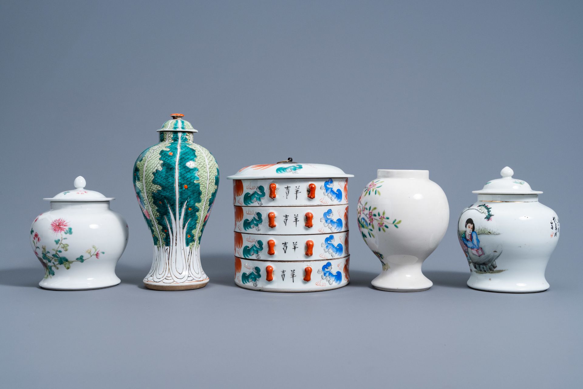 A varied collection of Chinese famille rose, famille verte and iron red porcelain, 19th/20th C. - Image 11 of 17