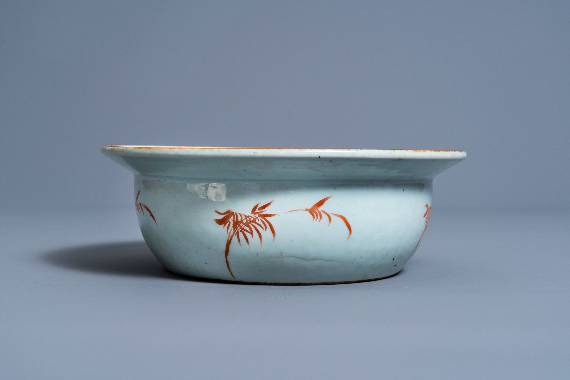 A Chinese famille rose 'dragons' bowl, 19th C. - Image 6 of 7