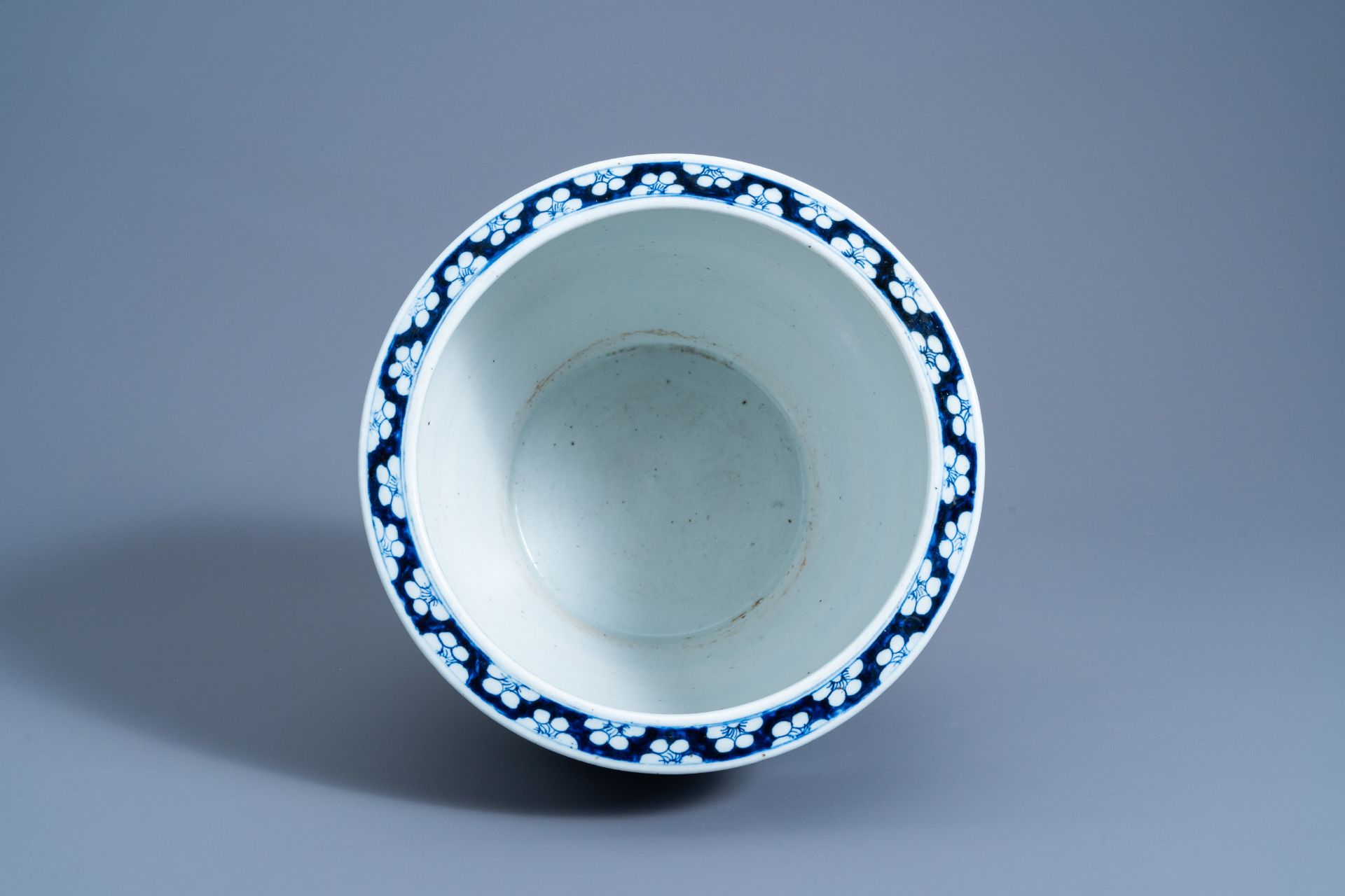 A Chinese blue and white 'dragons' jardinire, 19th C. - Image 8 of 9